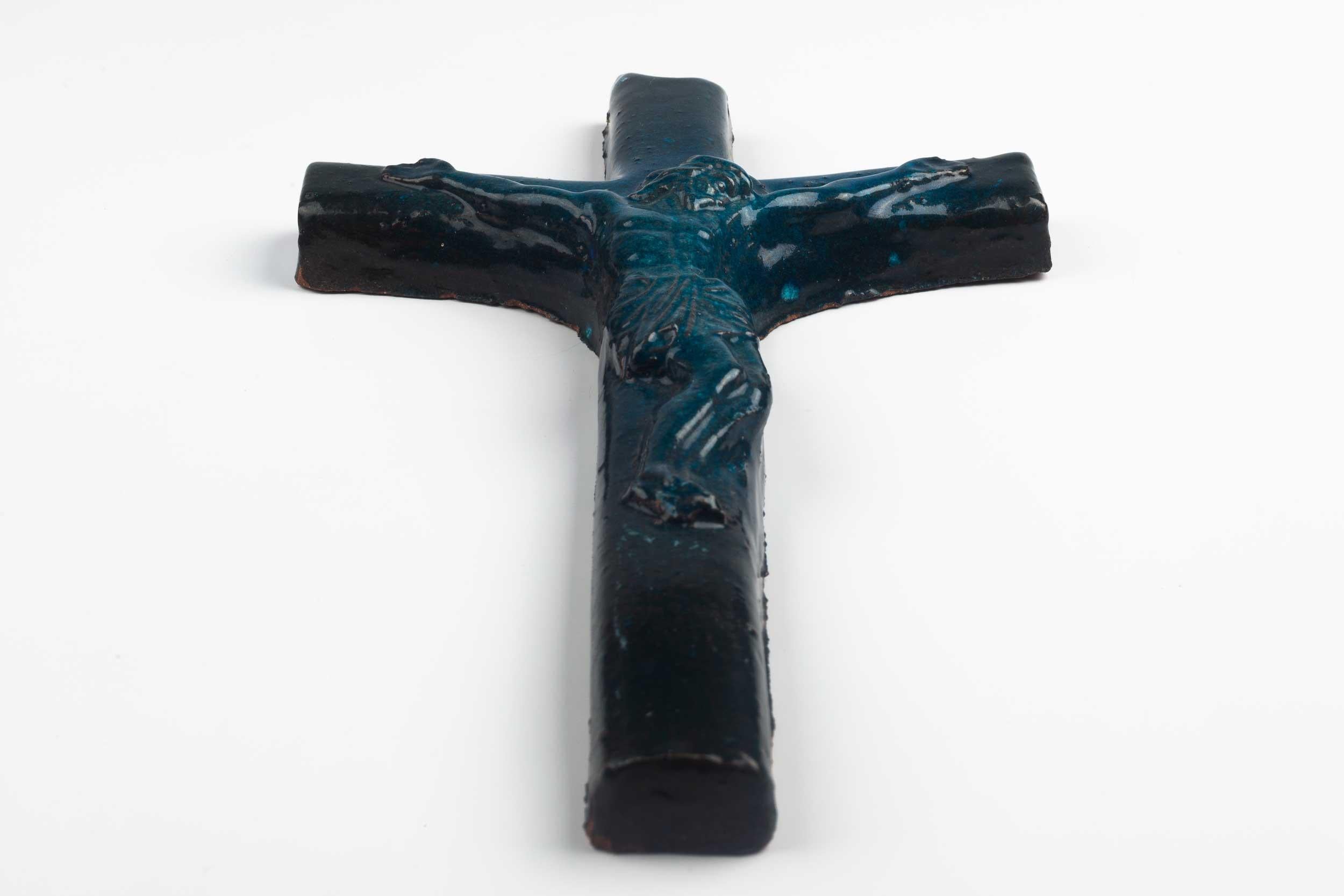Midcentury European wall cross hand painted in blue and black with detailed christ figure in volume. From a large collection of vintage crosses handmade by Flemish artisans. 

From modernism to brutalism, the crosses in our collection range from