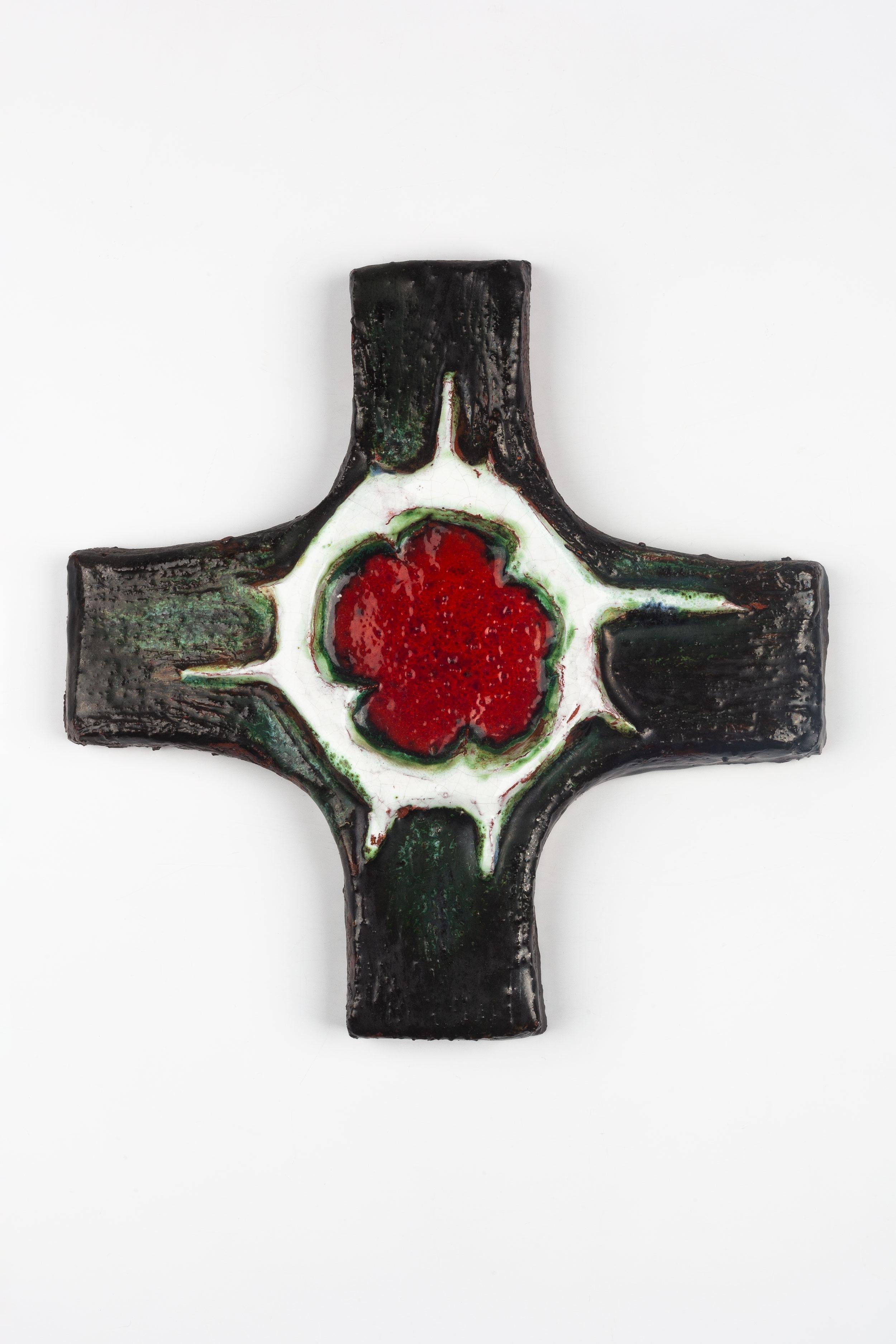 Midcentury European ceramic wall cross in green textured ceramic with white central circle in organic volumes and filled with the color red. From a large collection of crosses handmade by Flemish artisans.

From modernism to brutalism, the crosses