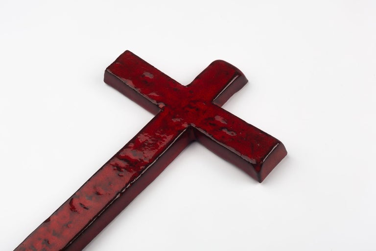 Midcentury European Wall Cross, Red, Black Texture, Hand Painted Ceramic, 1970s For Sale 1