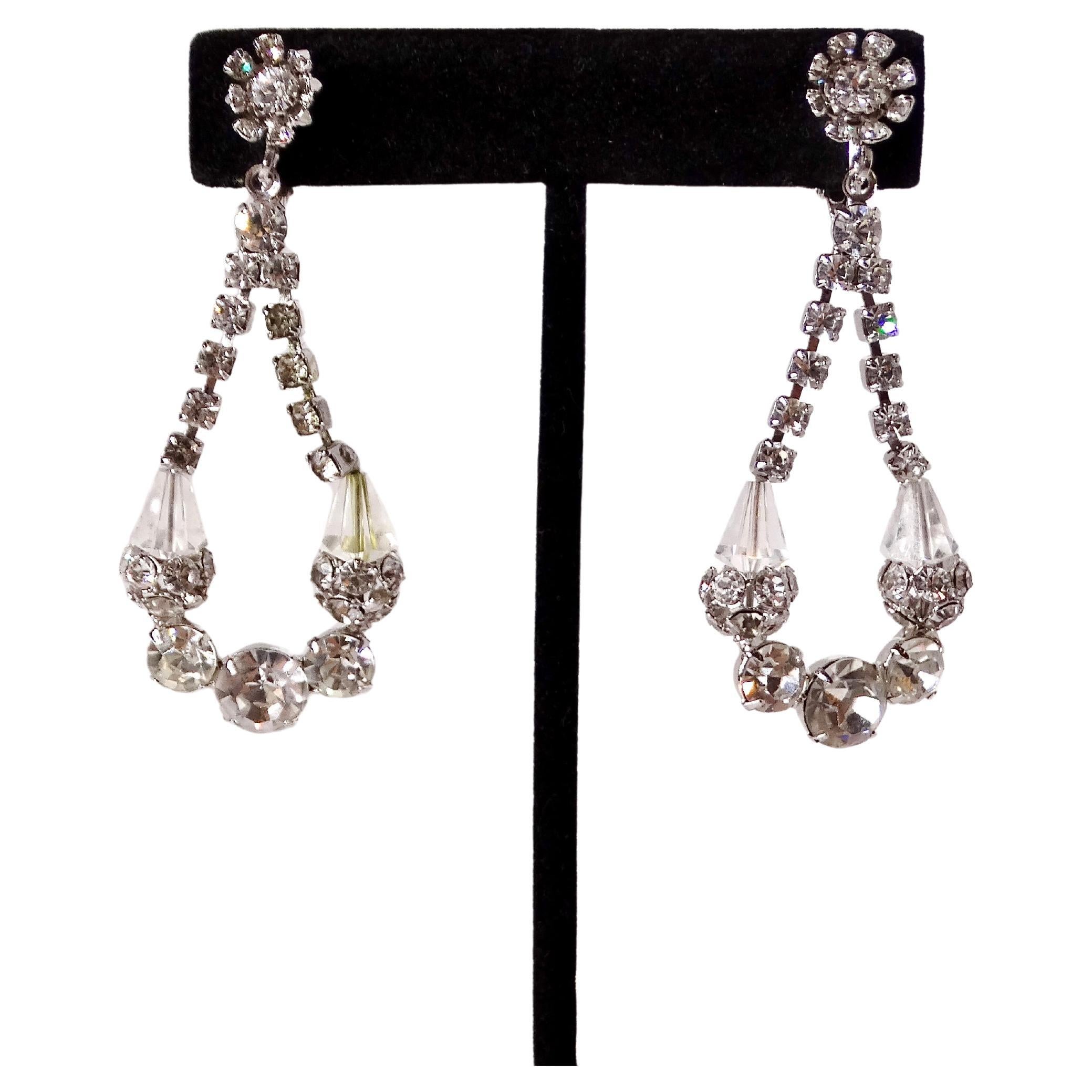 Eleva il tuo stile con i nostri orecchini da sera Mid-Century Floral Rhinestone Teardrop Dangle Clip-On. Questi squisiti orecchini presentano un incantevole disegno floreale con strass nella parte superiore, che passa con grazia a una forma a goccia