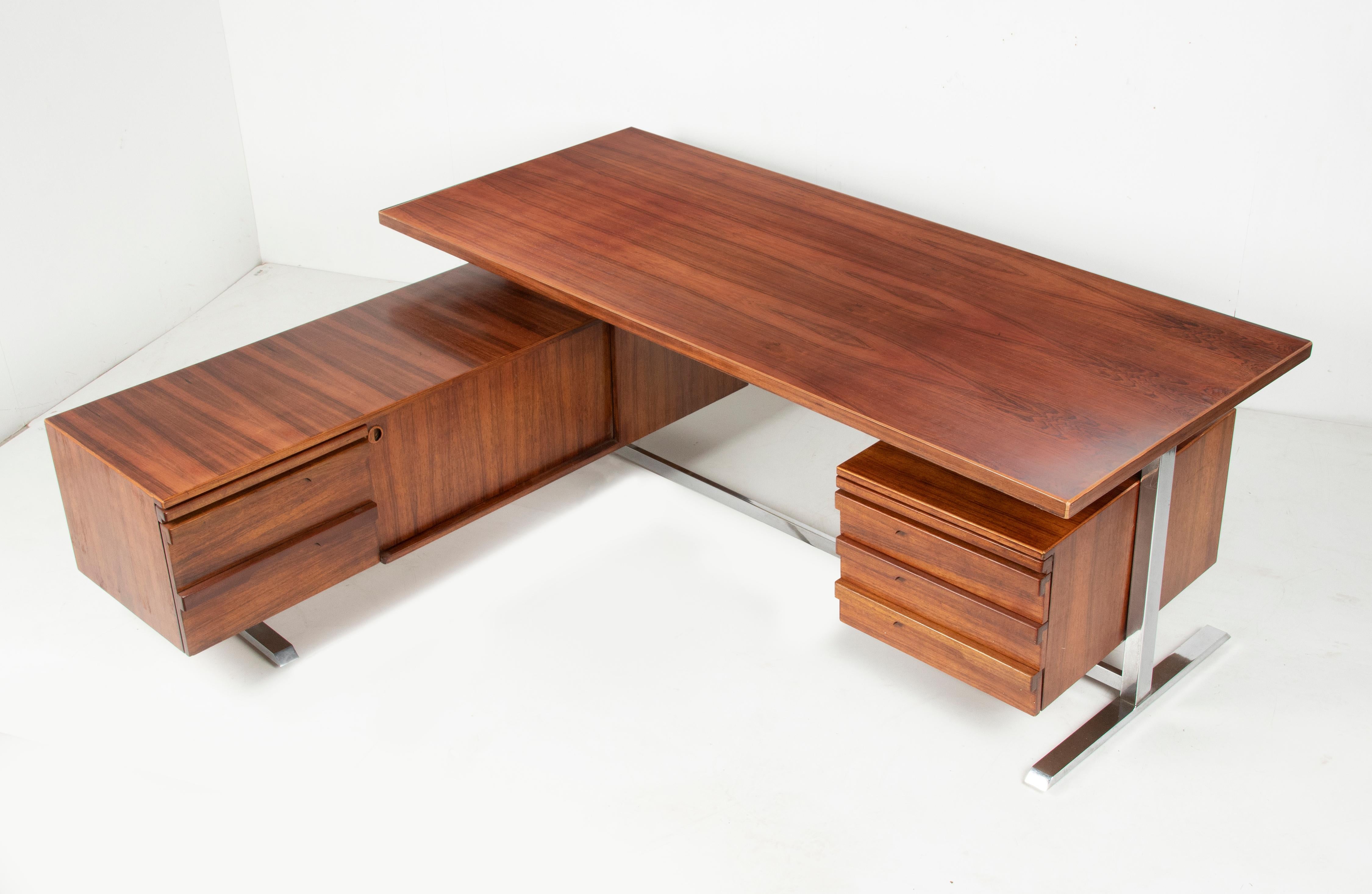 Superbe bureau du designer italien Gianni Moscatelli pour Formanova. Le bureau est disposé en coin, le cadre est en métal chromé, les parties en bois sont plaquées d'acajou. Le bois a une belle couleur chaude, qui contraste joliment avec le métal