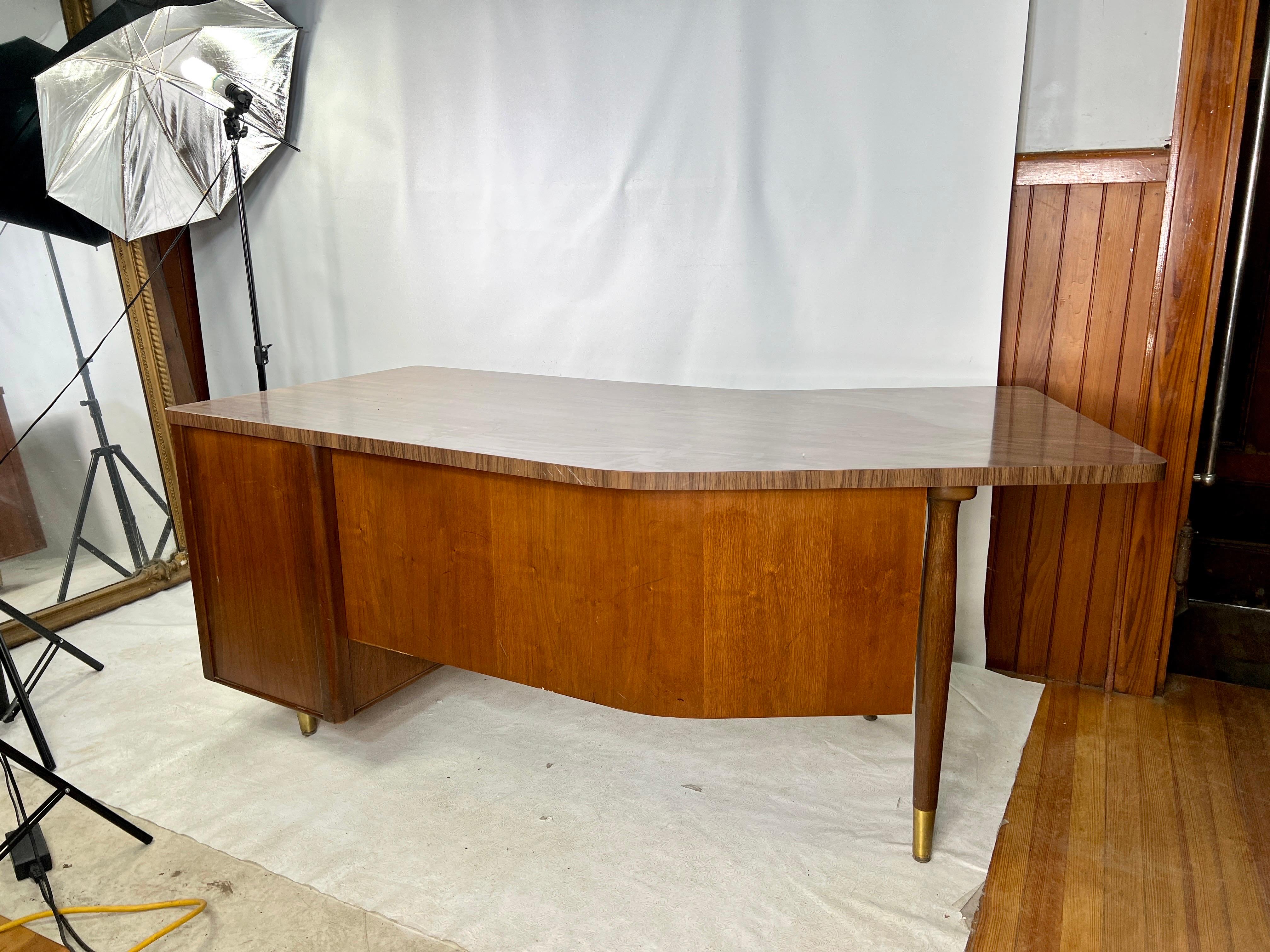 Mid Century Executive Bumerang-Schreibtisch im Angebot 4