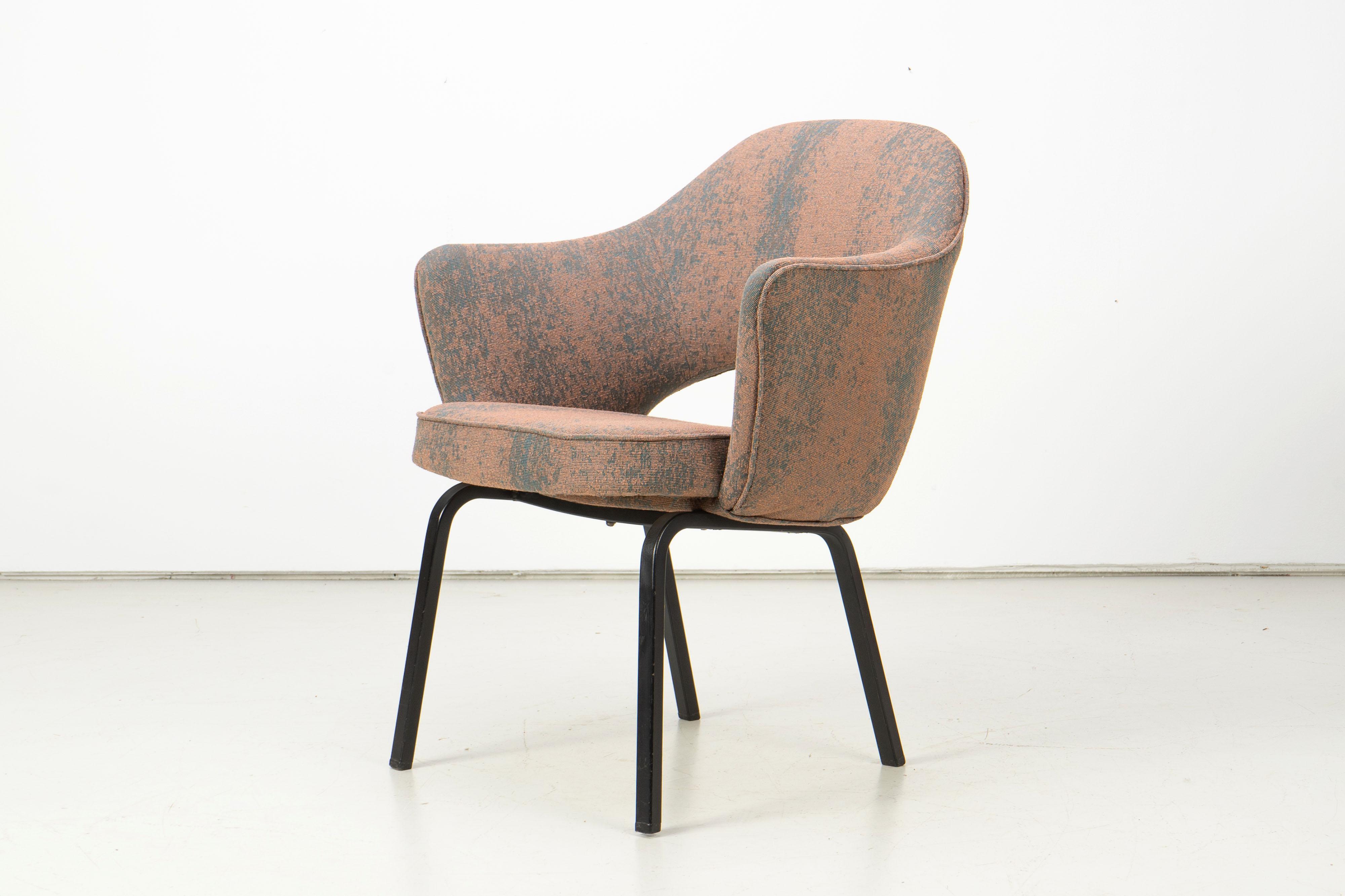 Sessel von Eero Saarinen, hergestellt von der schwedischen Nordiska Kompaniet unter Lizenz von Knoll Int. Die Polsterung wurde komplett erneuert und mit einem schönen Stoff von Kvadrat bezogen.