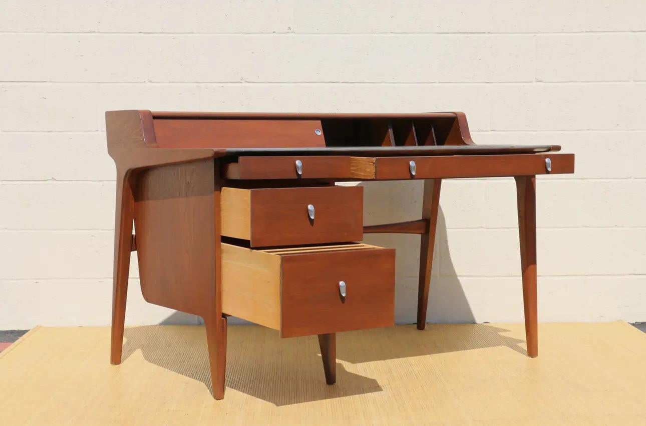 Spettacolare scrivania direzionale del Mid Century disegnata da John Van Koert per Drexel. Ha il marchio del produttore nel cassetto (come si vede nell'immagine qui sopra). Questa splendida scrivania è dotata di quattro cassetti nella parte