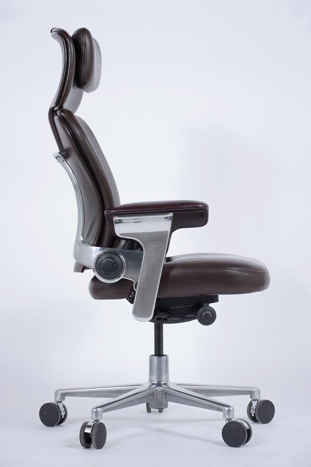 Mid Century Modern Executive Leather Office Chair In Good Condition In Los Angeles, CA