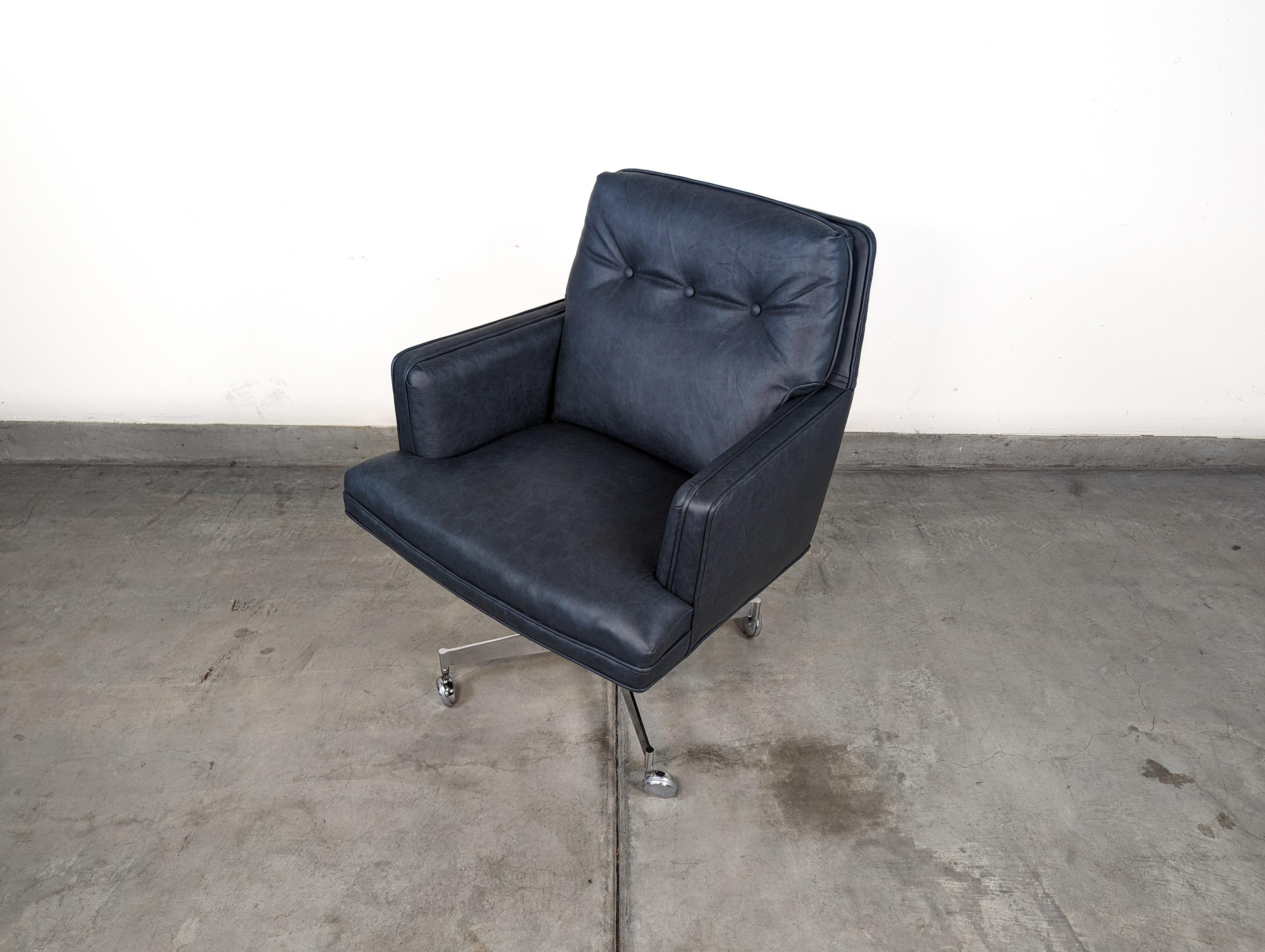 Discover the pinnacle of mid-century design with this exquisite Executive Swivel Office Chair by Edward Wormley for Dunbar, a testament to the era's innovation and Wormley's enduring influence on modern furniture design. Designed in the 1950s, this