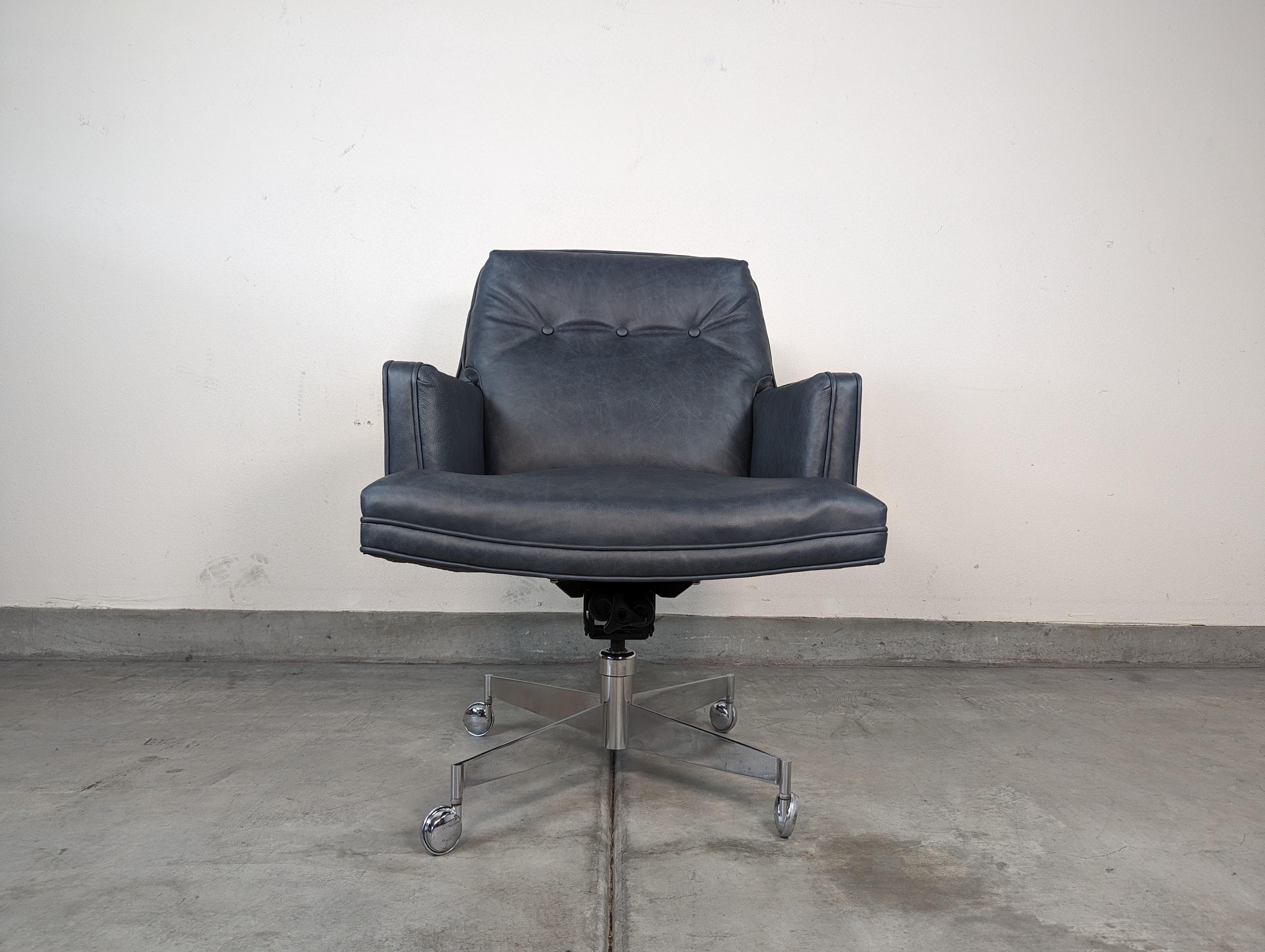 Mid-Century Modern Mid Century Executive Swivel Office Chair by Edward Wormley for Dunbar, 1950s For Sale