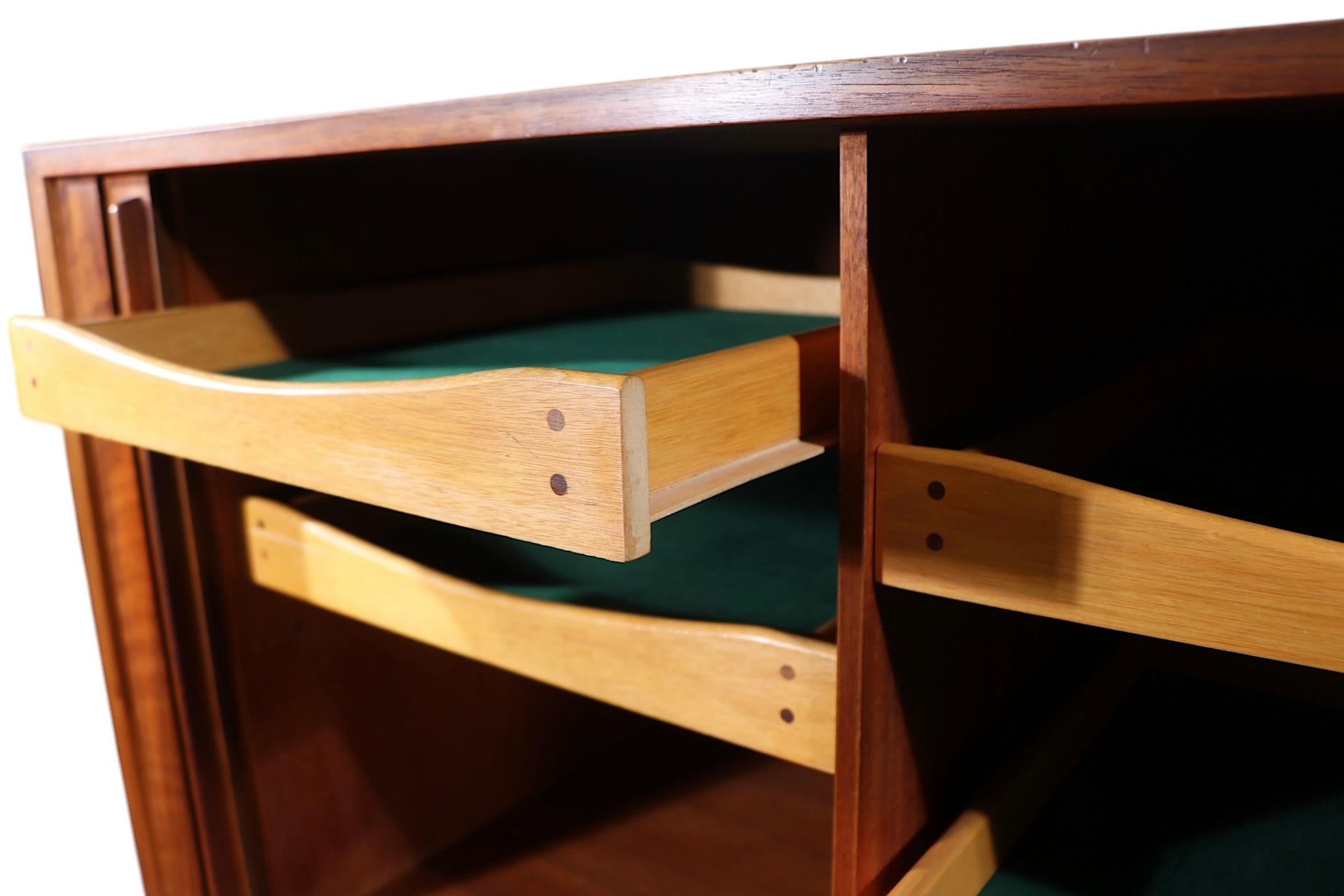 Coffre exosquelette du milieu du siècle sur coffre  par William Hinn pour Urban Furniture en vente 5