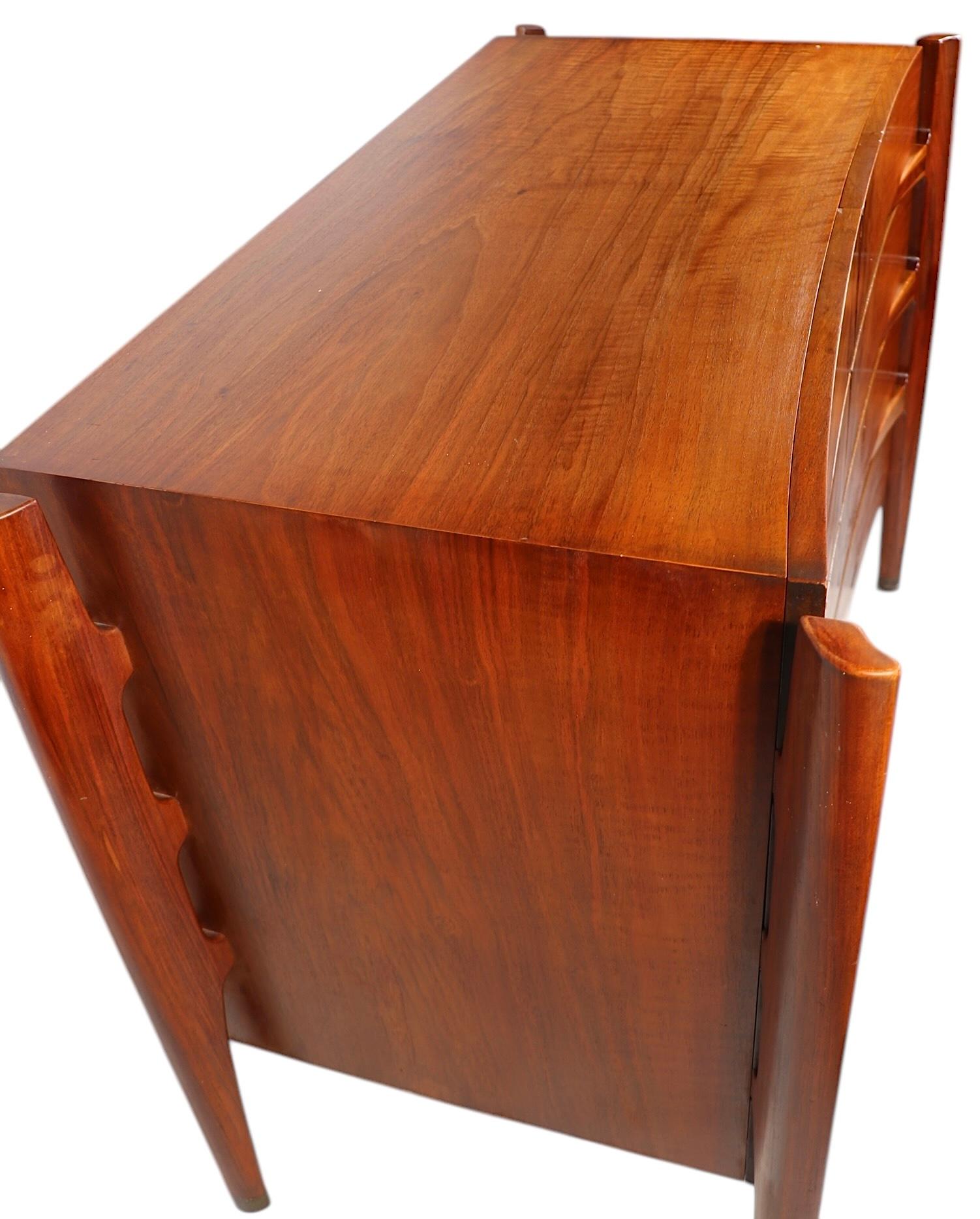 Coffre exosquelette du milieu du siècle sur coffre  par William Hinn pour Urban Furniture en vente 9
