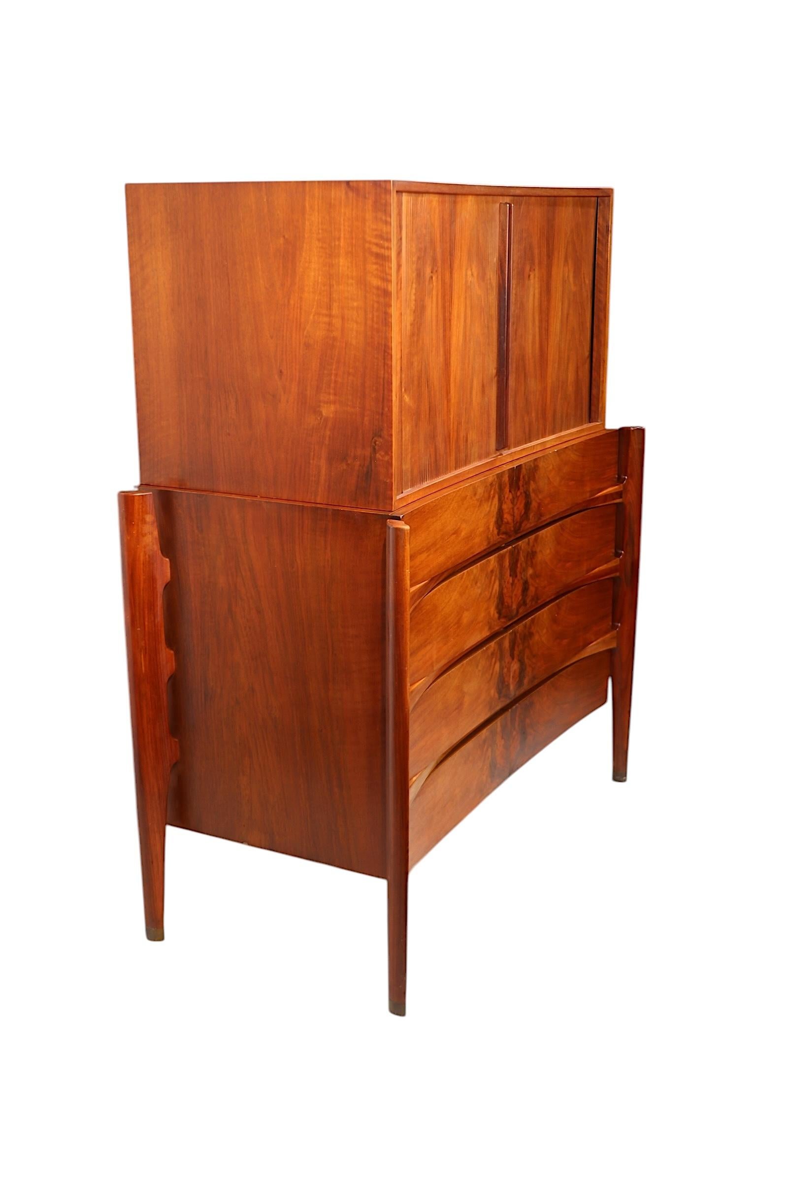 Icone du milieu du siècle  Coffre exosquelette, conçu par William Hinn, pour la Urban Furniture Company, fabriqué en Suède vers les années 1950. La commode comporte un corps inférieur de huit tiroirs, avec un corps supérieur amovible à deux portes à