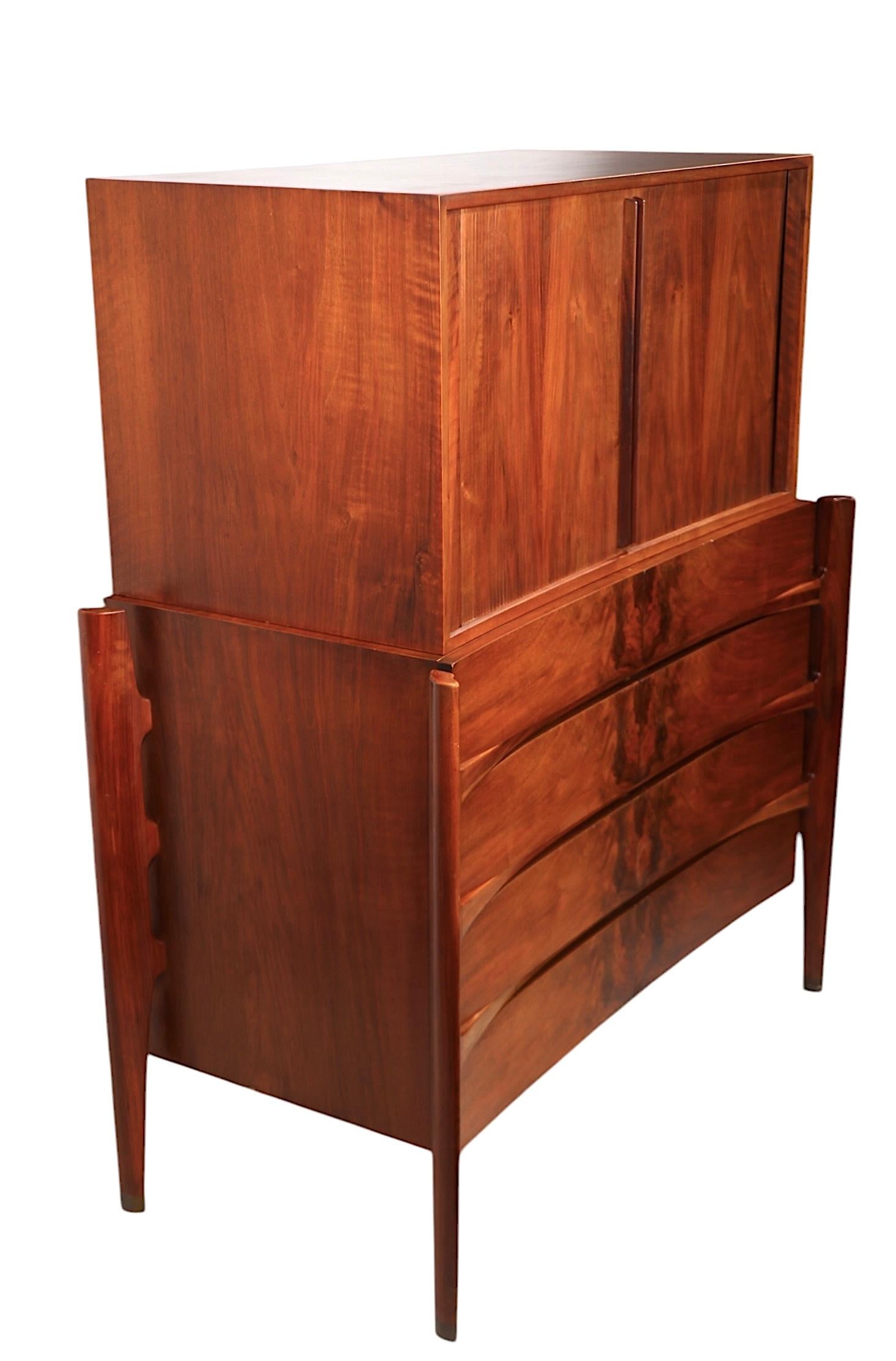 Scandinave moderne Coffre exosquelette du milieu du siècle sur coffre  par William Hinn pour Urban Furniture en vente