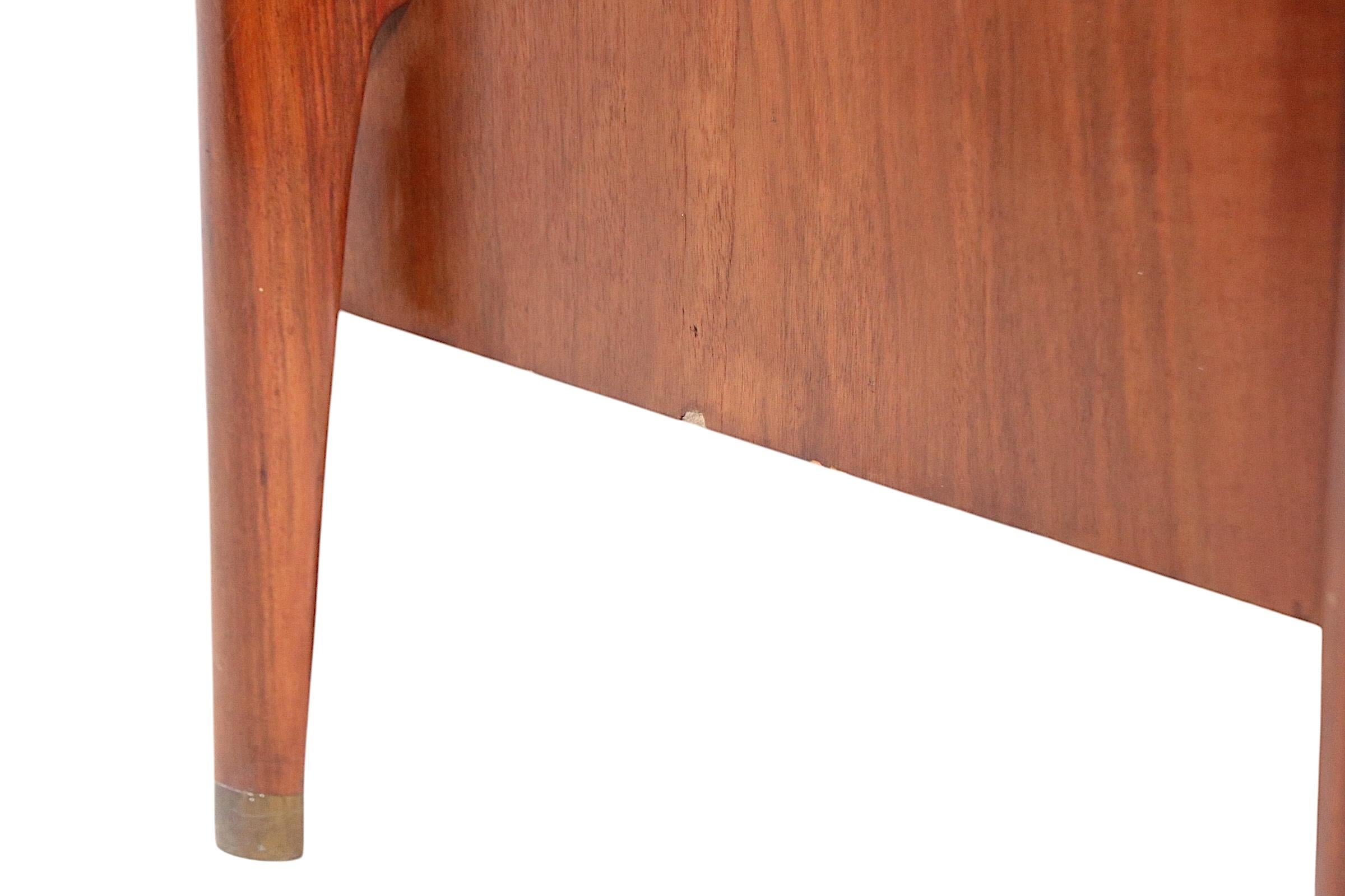 Coffre exosquelette du milieu du siècle sur coffre  par William Hinn pour Urban Furniture en vente 1