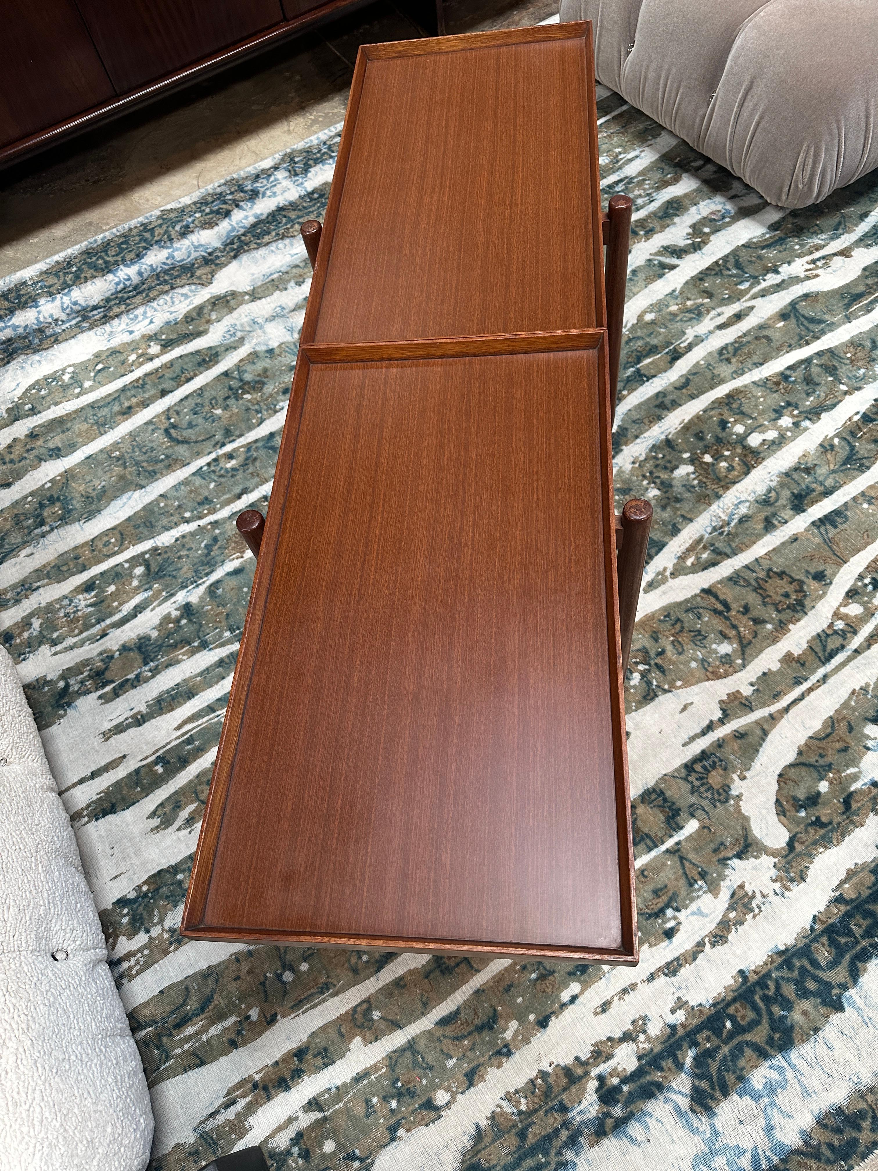 Mid Century expandable walnut coffee table made in Italy in 1980s.
Nothing touches, nothing clashes, which gives this piece of furniture a completely peaceful yet strong expression. A piece like this will stand the test of time.