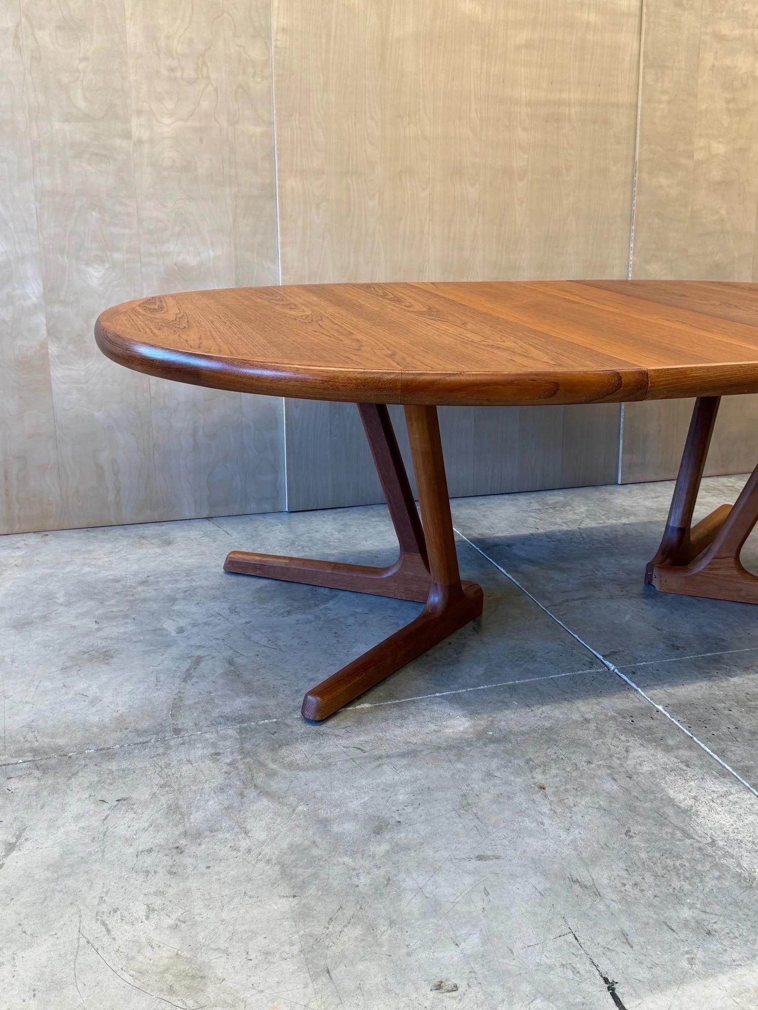 Mid-Century Expanding Dining Table by Interform Collection For Sale 4