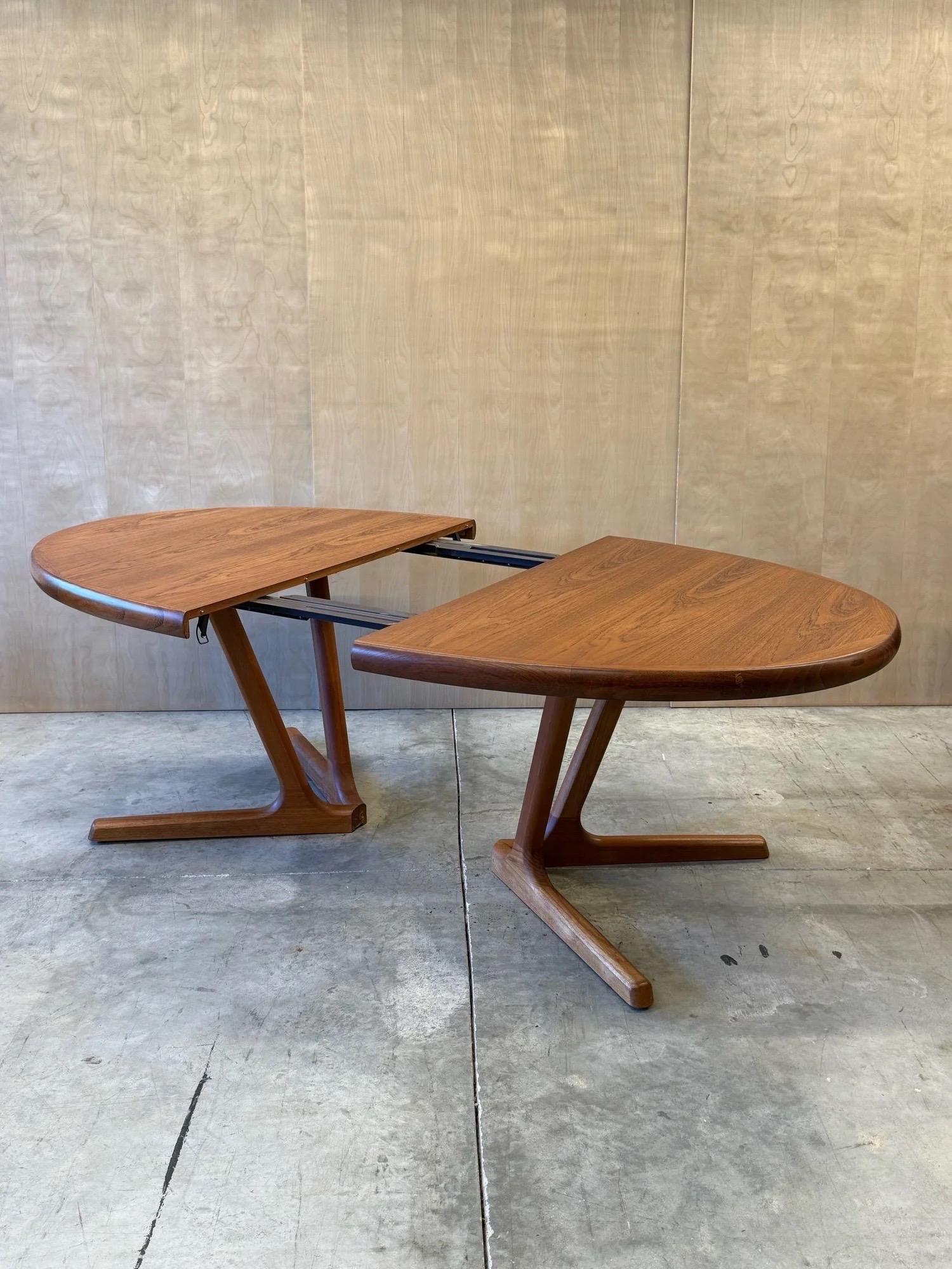 Mid-Century Modern Mid-Century Expanding Dining Table by Interform Collection For Sale