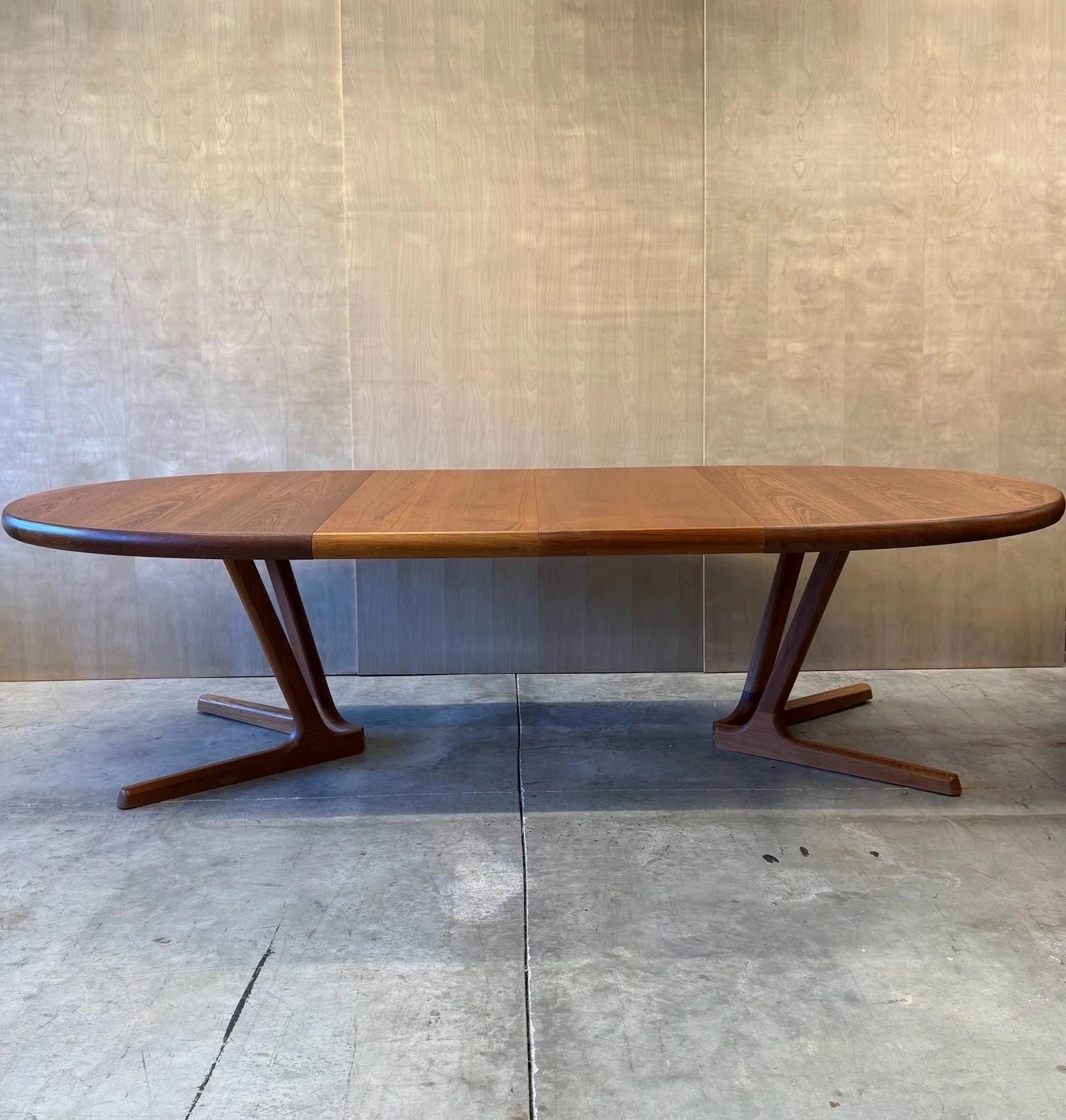 Mid-Century Expanding Dining Table by Interform Collection In Good Condition For Sale In Raleigh, NC