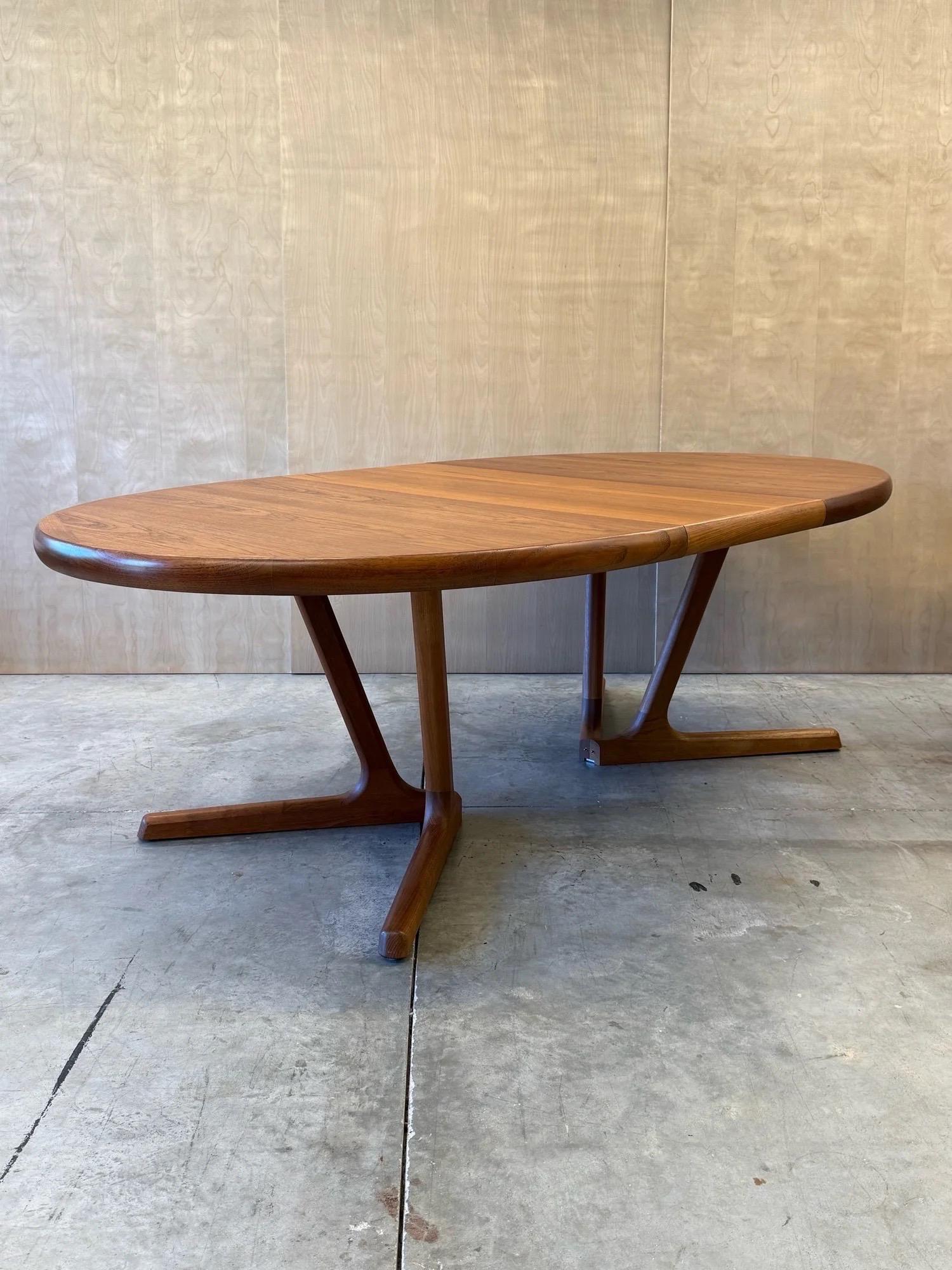 Late 20th Century Mid-Century Expanding Dining Table by Interform Collection For Sale