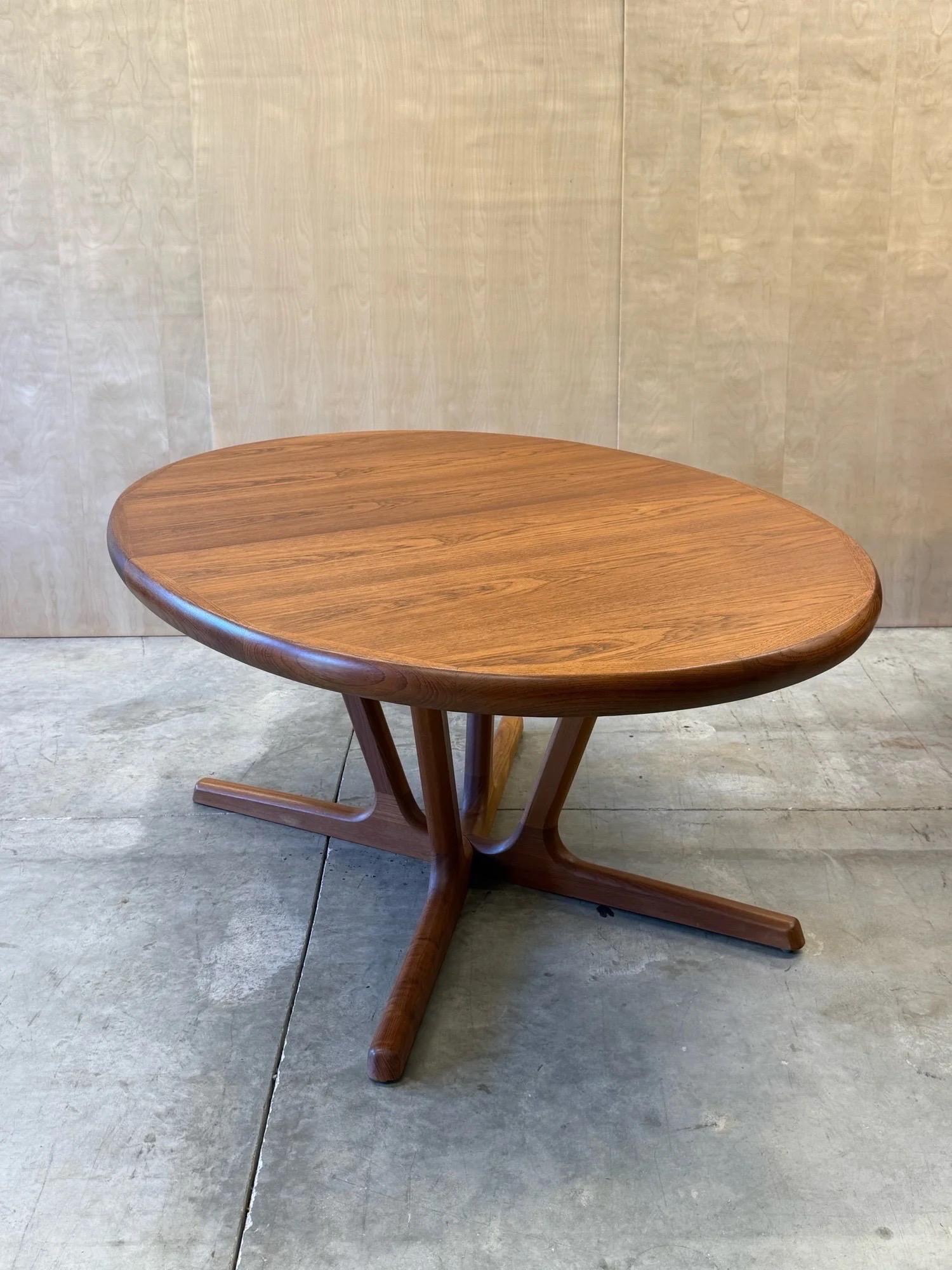 Mid-Century Expanding Dining Table by Interform Collection For Sale 1