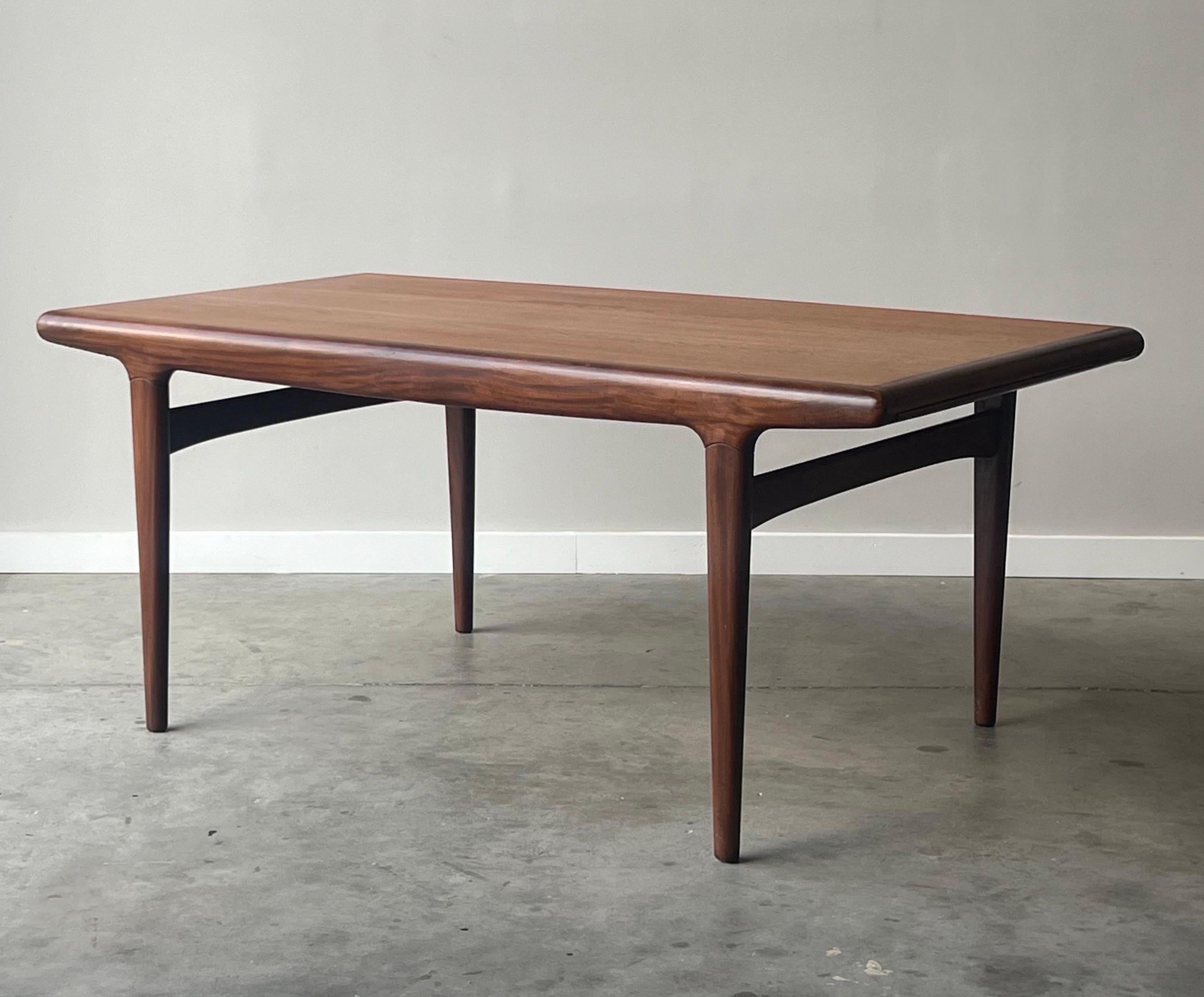 Mid-Century Expanding Dining Table by Johannes Andersen In Good Condition In Raleigh, NC