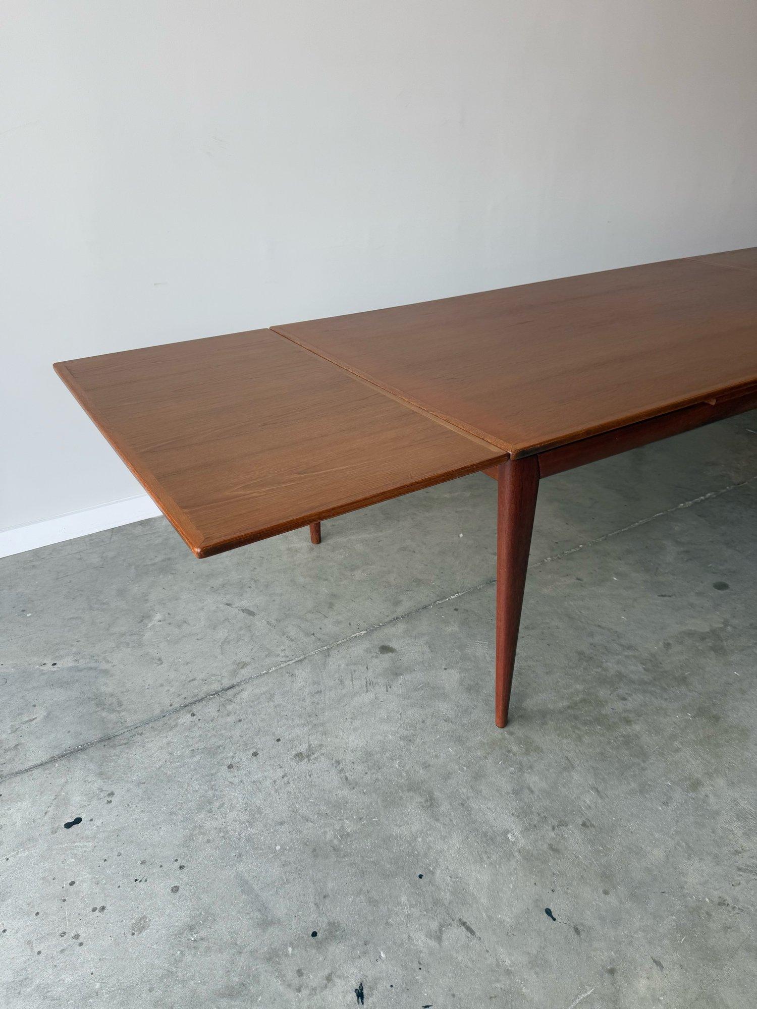 Mid-Century Expanding Dining Table Model #254 by Niels O. Møller 3