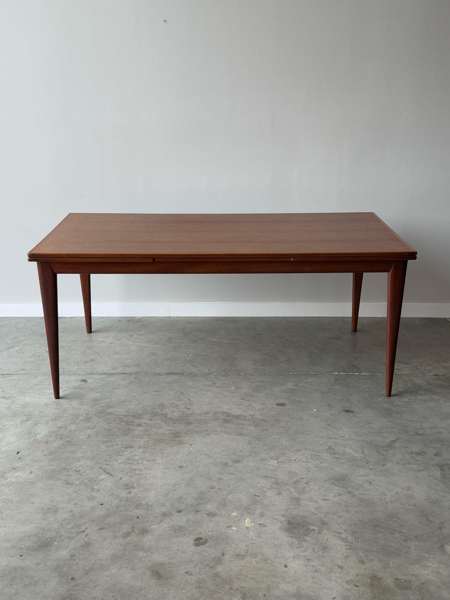 Mid-Century Modern Mid-Century Expanding Dining Table Model #254 by Niels O. Møller