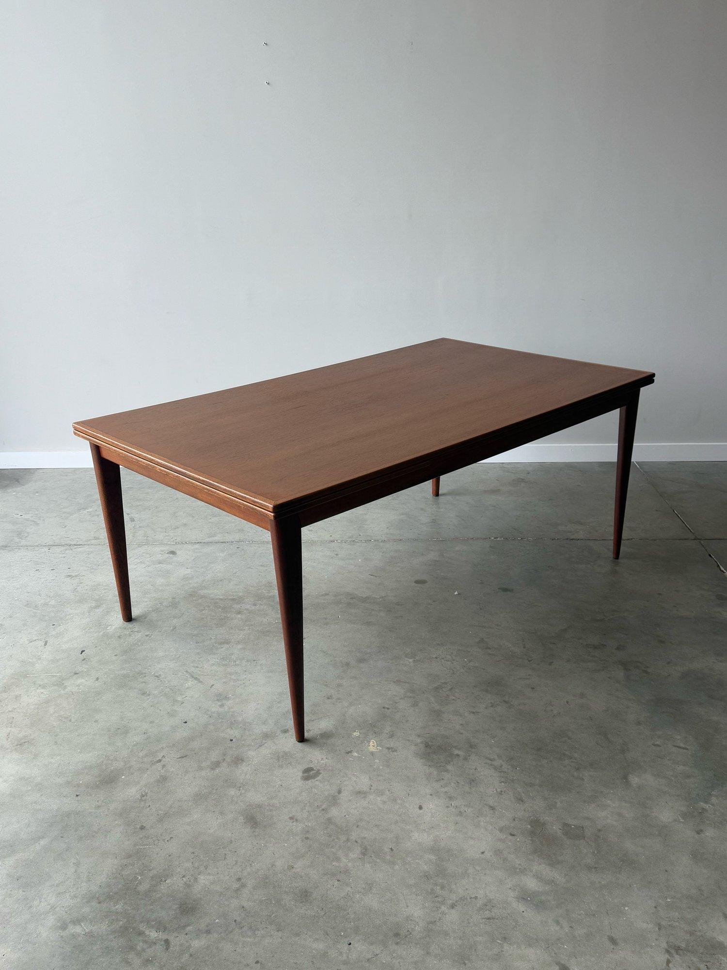 Mid-Century Expanding Dining Table Model #254 by Niels O. Møller In Good Condition In Raleigh, NC