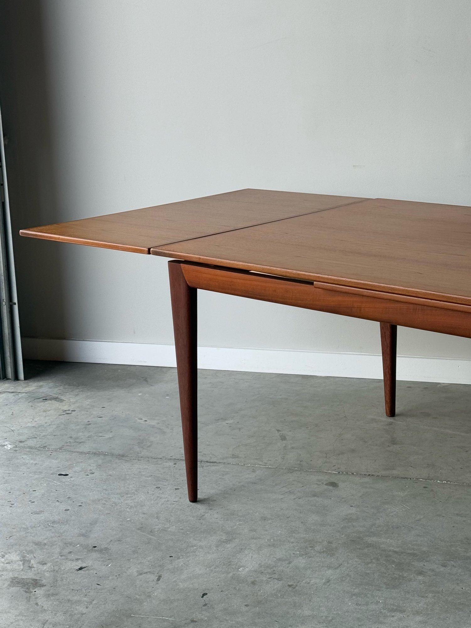 Wood Mid-Century Expanding Dining Table Model #254 by Niels O. Møller