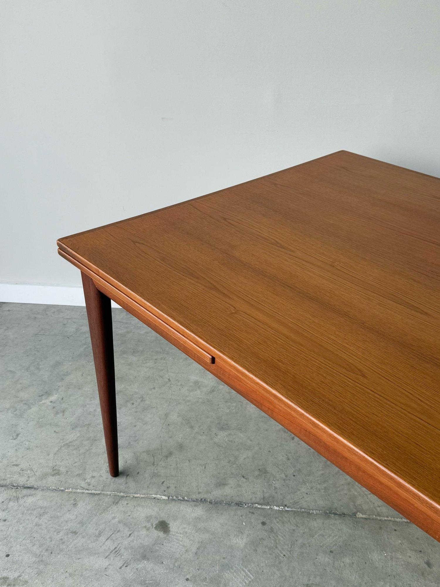 Mid-Century Expanding Dining Table Model #254 by Niels O. Møller 1