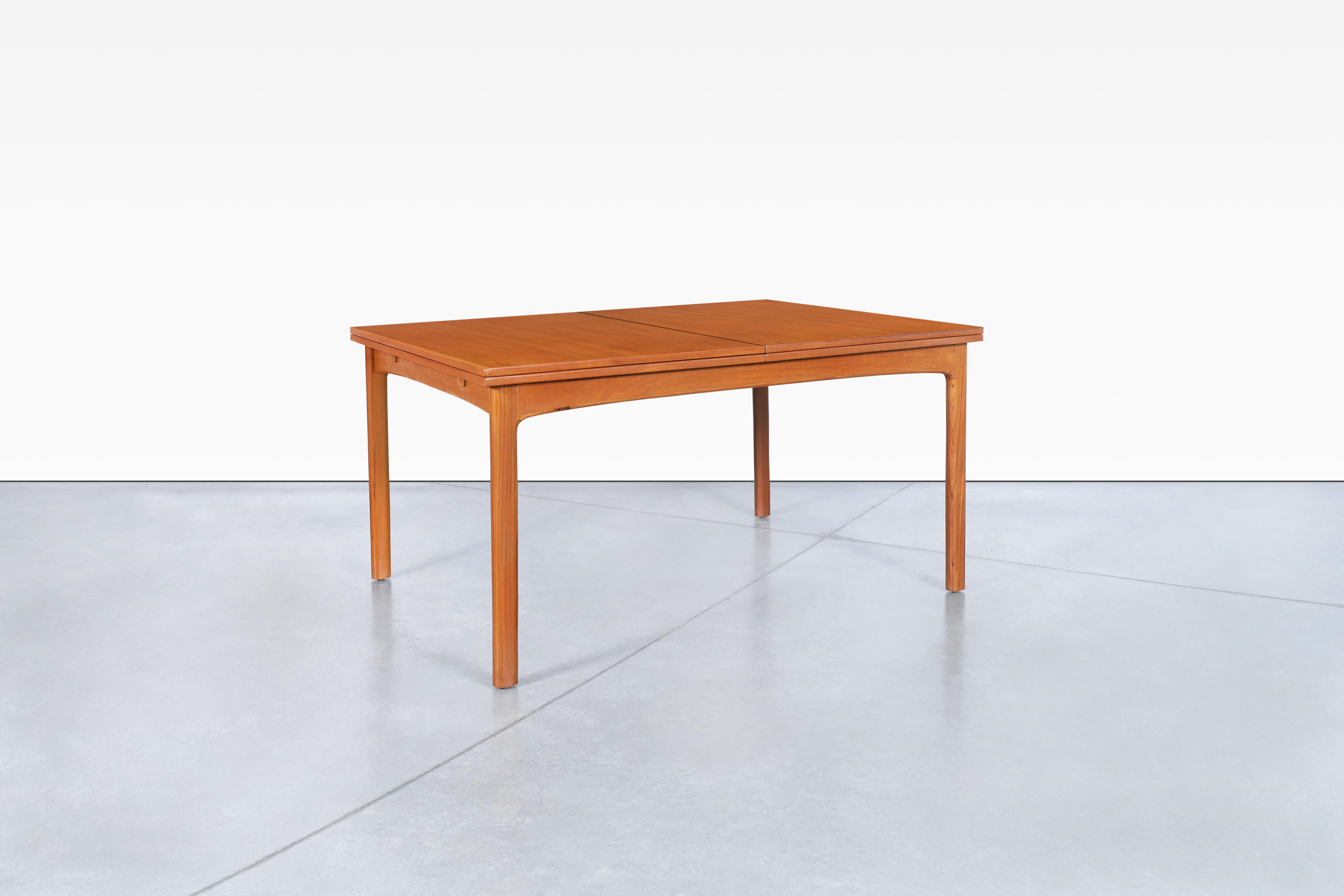 Cette superbe table de salle à manger en teck est un véritable chef-d'œuvre du design suédois. Conçue par Folke Ohlsson pour Dux of Sweden dans les années 1960, elle est fabriquée en bois de teck de la plus haute qualité et présente un design