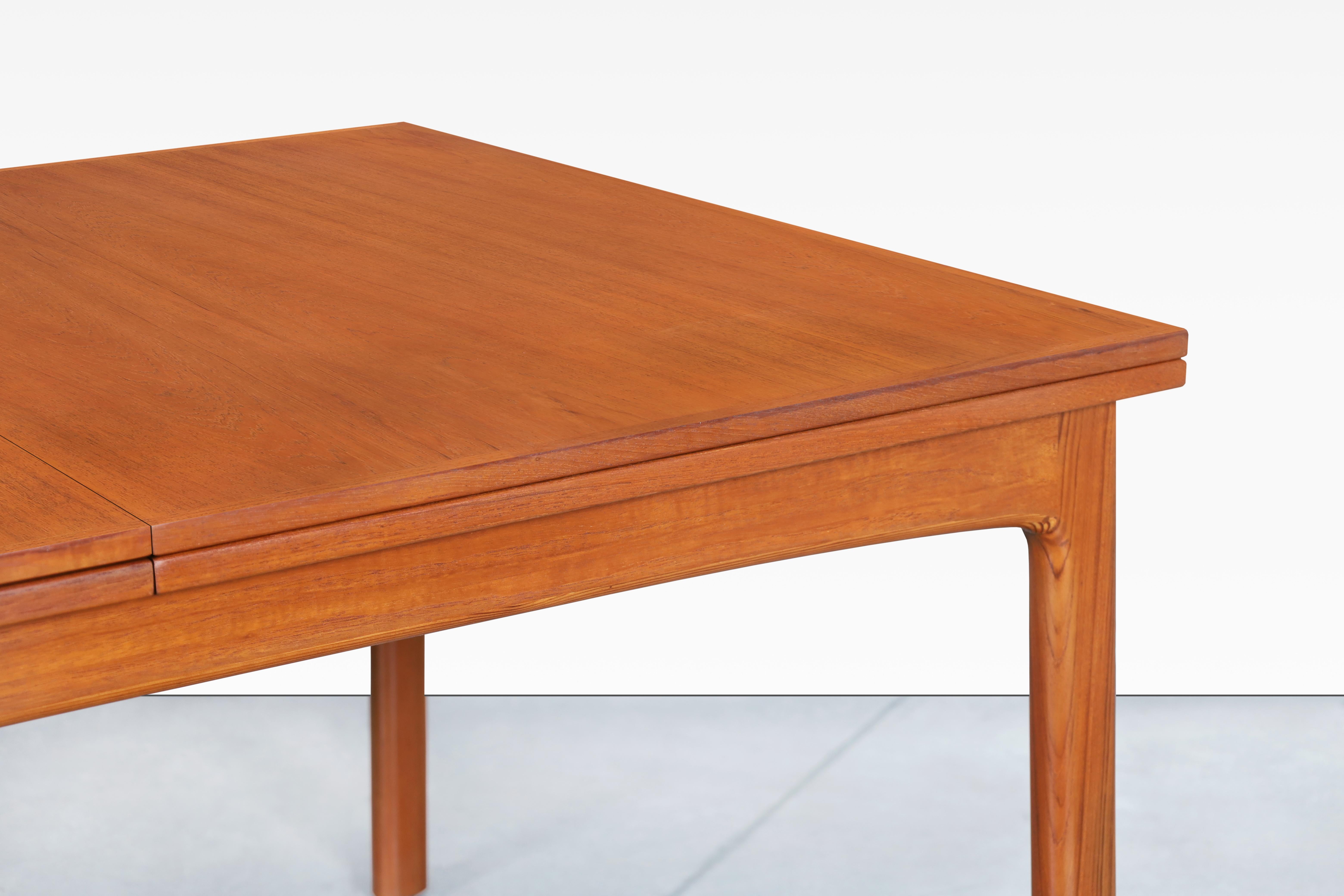 Mid-Century Expanding Teak Dining Table by Folke Ohlsson for Dux In Excellent Condition For Sale In North Hollywood, CA