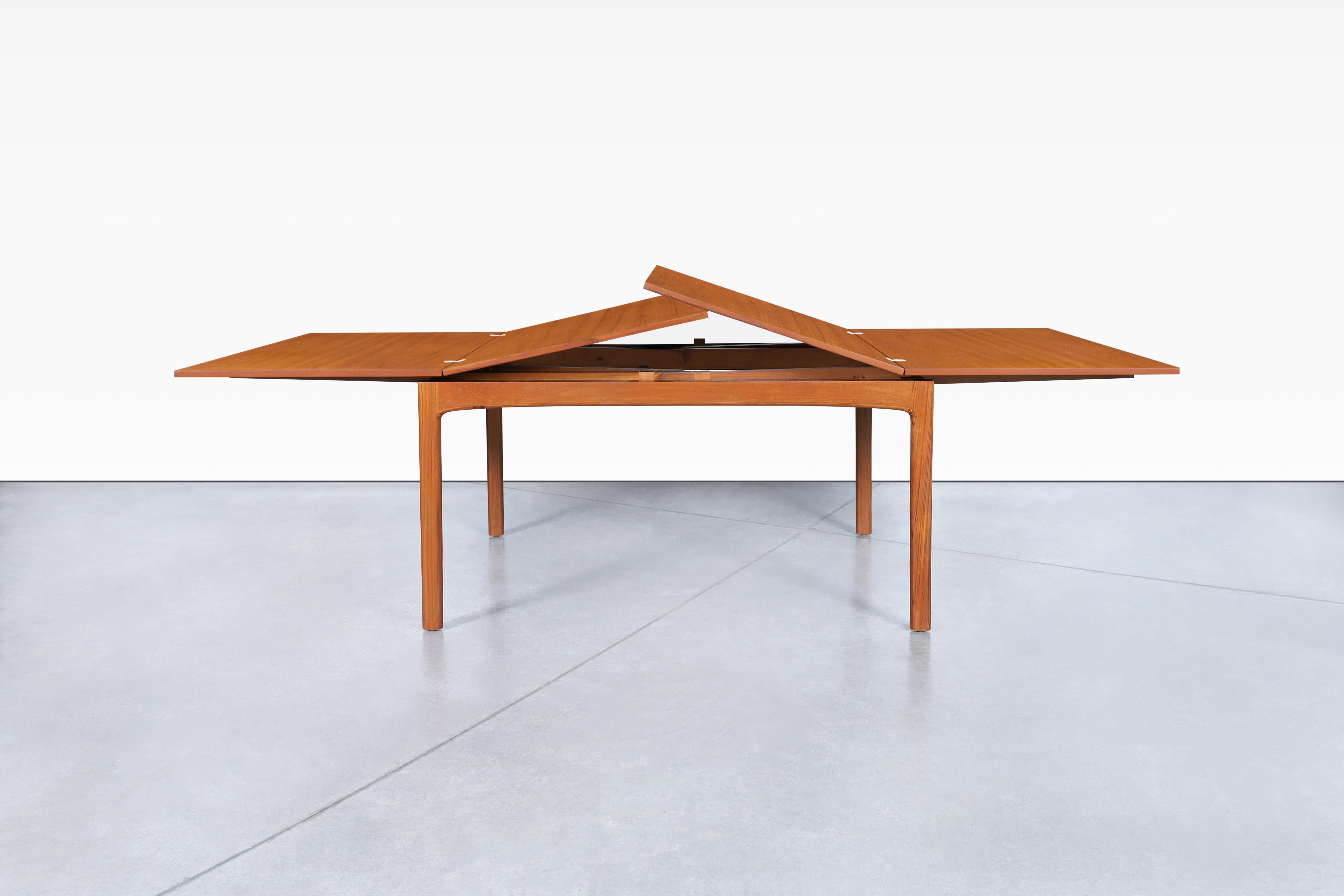 Mid-Century Expanding Teak Dining Table by Folke Ohlsson for Dux For Sale 2