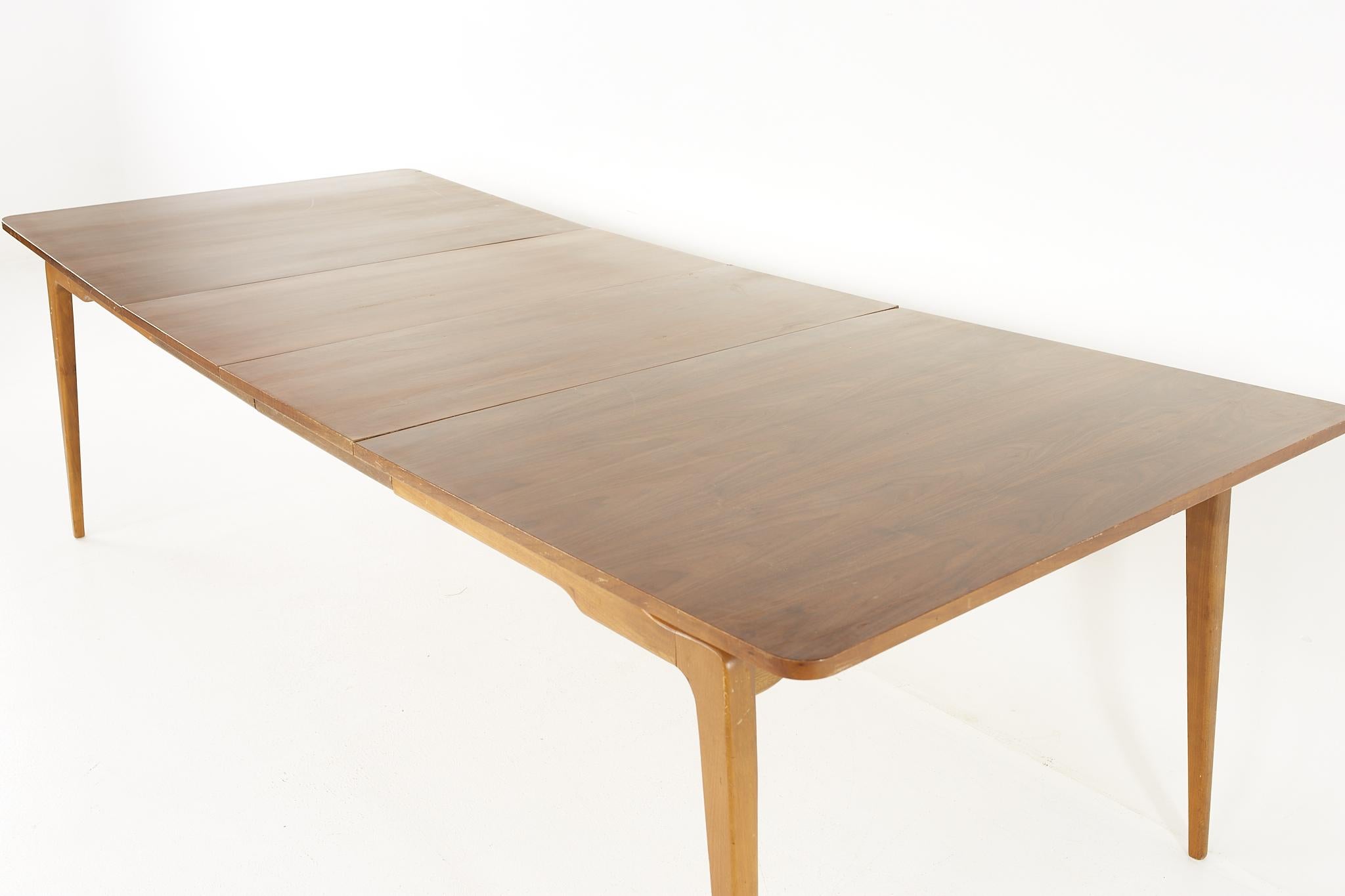 Mesa de comedor extensible de nogal de mediados de siglo con 2 tableros en venta 8