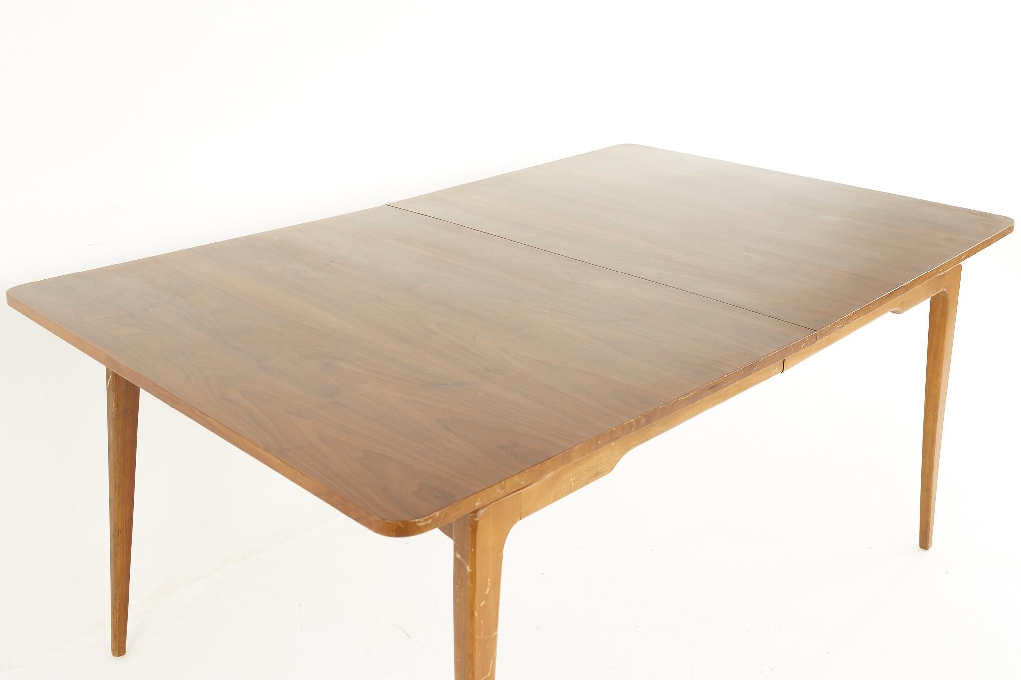 Mesa de comedor extensible de nogal de mediados de siglo con 2 tableros Estadounidense en venta