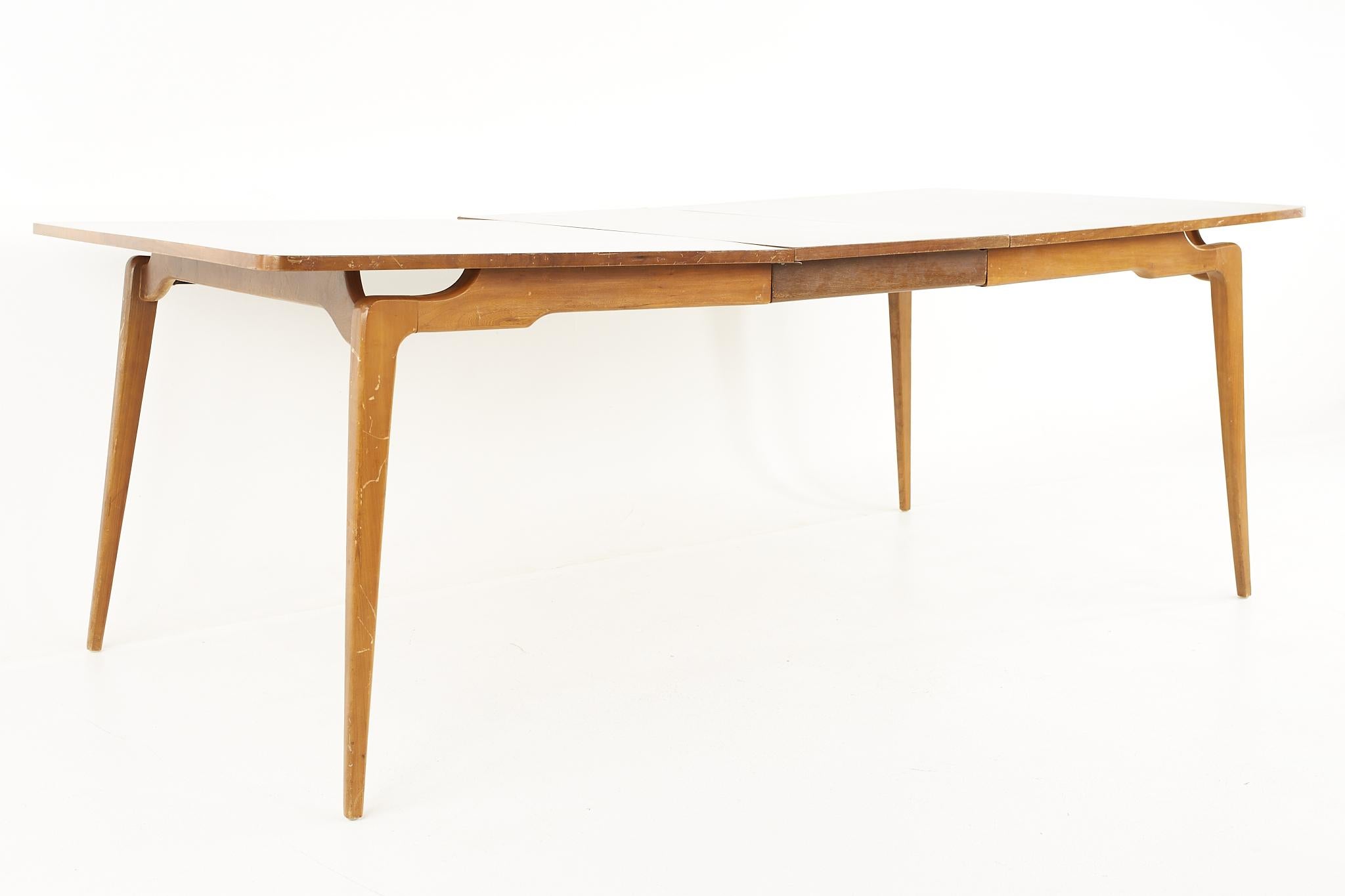 Mid Century Expanding Walnut Dining Table with 2 Leaves In Good Condition For Sale In Countryside, IL