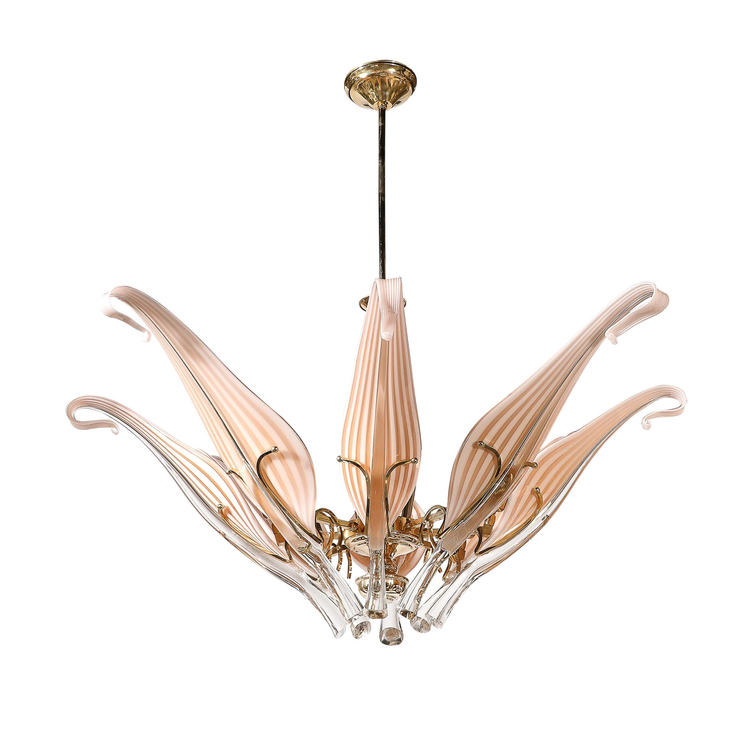 Questo lampadario della metà del secolo scorso di Franco Luce, audace e drammatico, mette in mostra l'eccezionale artigianato italiano e l'ingegno creativo. Progettato intorno al 1970, il lampadario si ispira alla natura con le sue intricate forme a