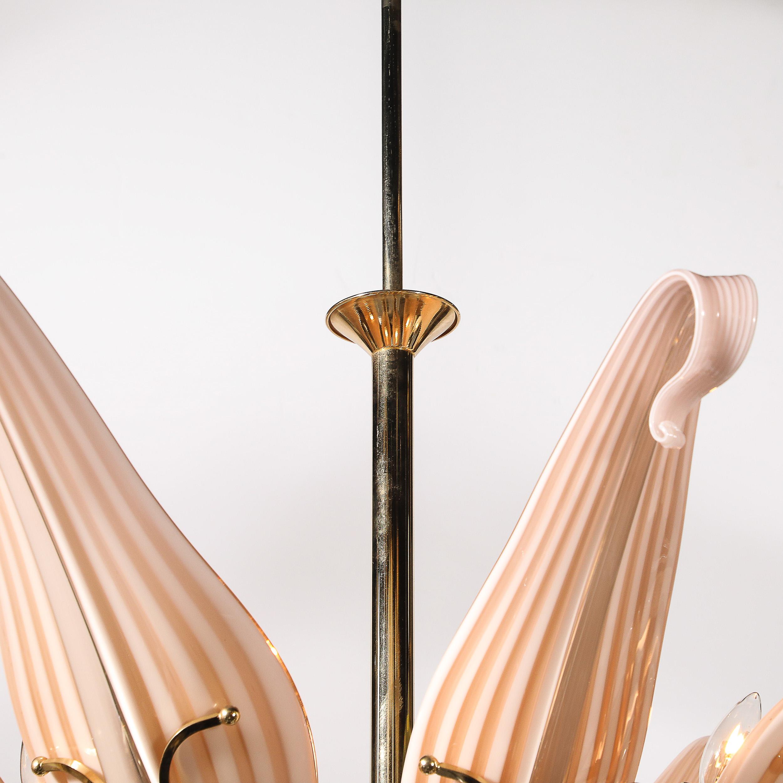 Lampadario a forma di foglia di metà secolo con finiture in ottone di Franco Luce In condizioni ottime in vendita a New York, NY