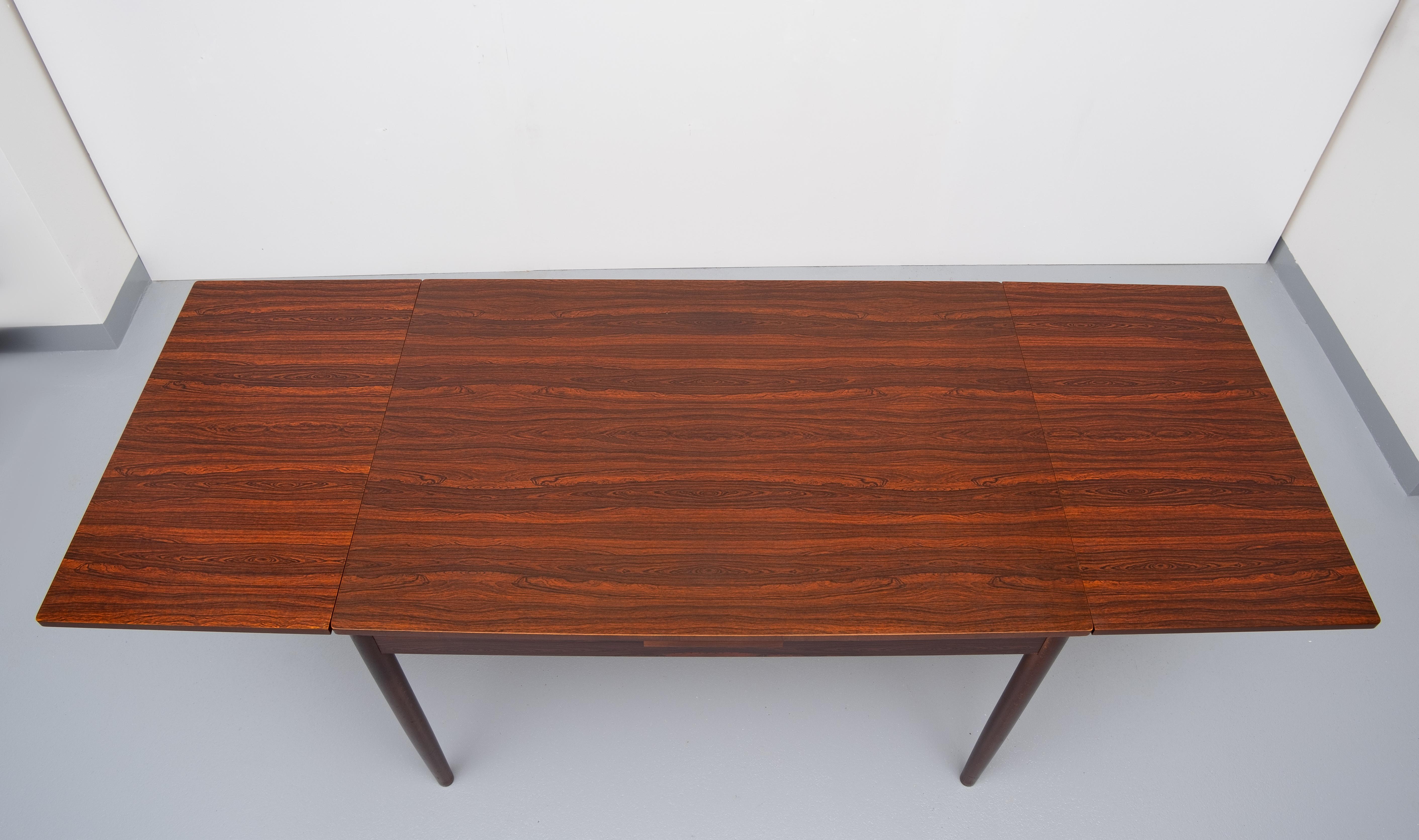Mid Century Expendable wooden Dining Table, 1960s In Good Condition For Sale In Den Haag, NL