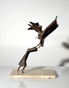 Scultura espressionista di metà secolo in metallo su base di travertino in stile brutalista