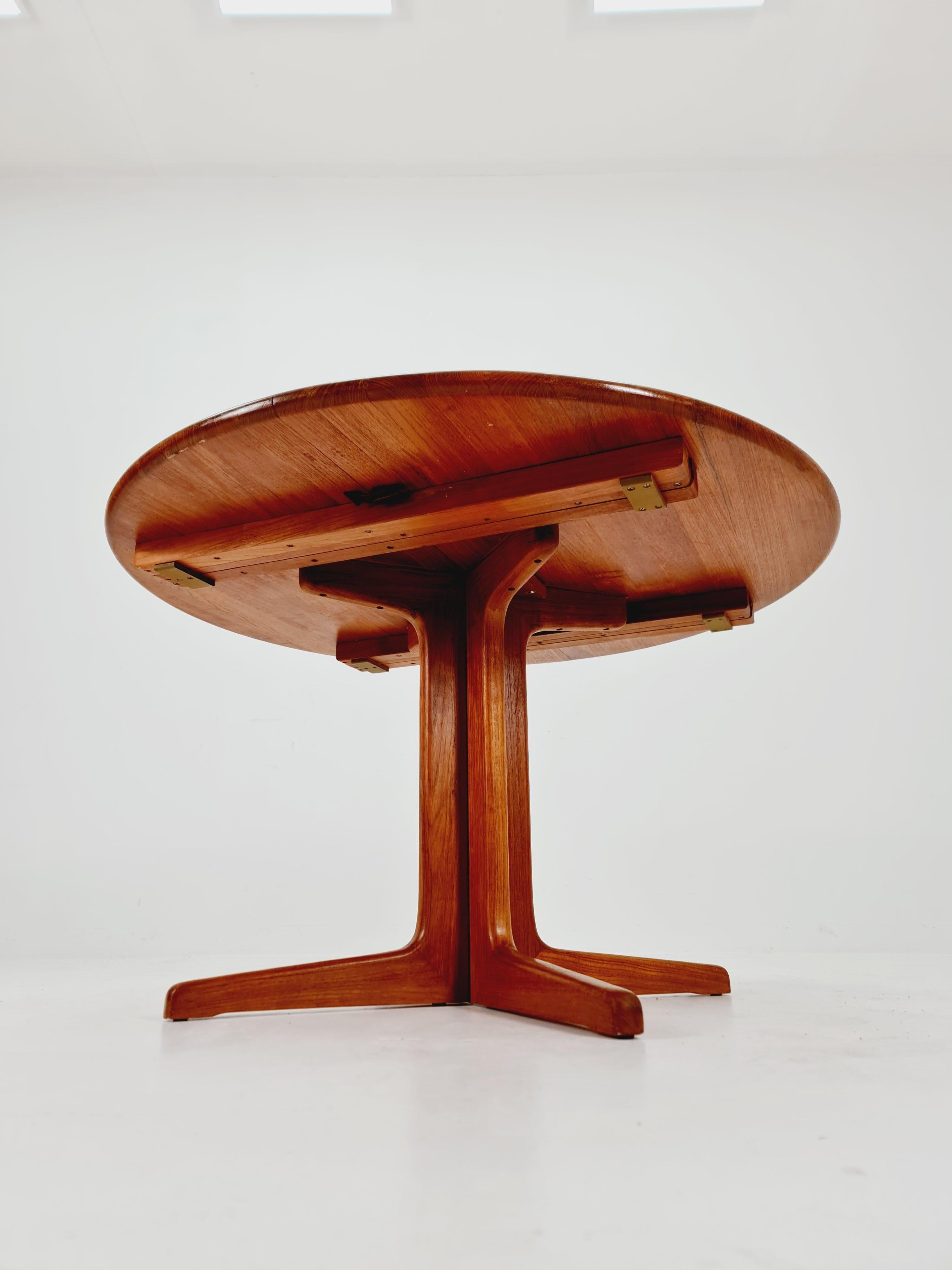 Mid-Century Modern Table de salle à manger danoise moderne du milieu du siècle dernier en teck massif de Glostrup , 1970