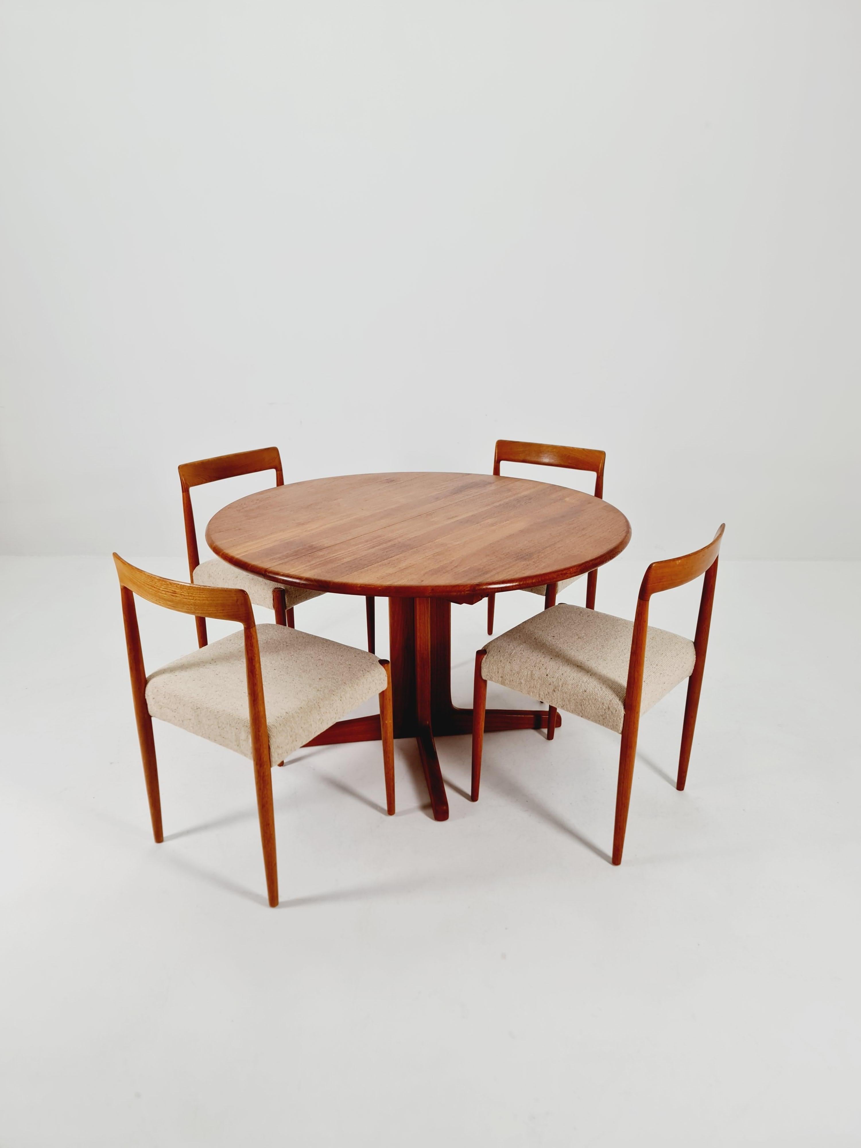 Danois Table de salle à manger danoise moderne du milieu du siècle dernier en teck massif de Glostrup , 1970