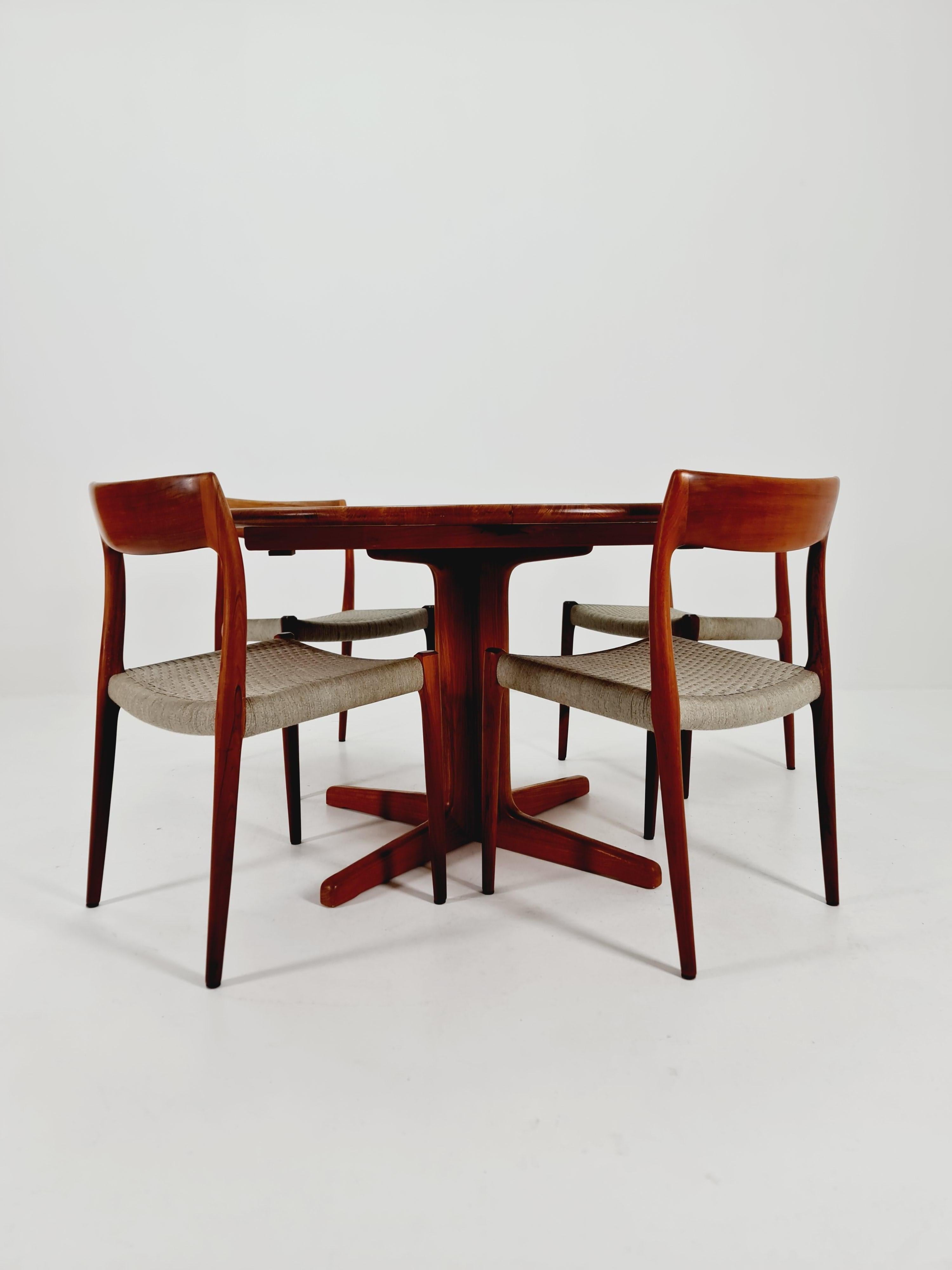 Fin du 20e siècle Table de salle à manger danoise moderne du milieu du siècle dernier en teck massif de Glostrup , 1970