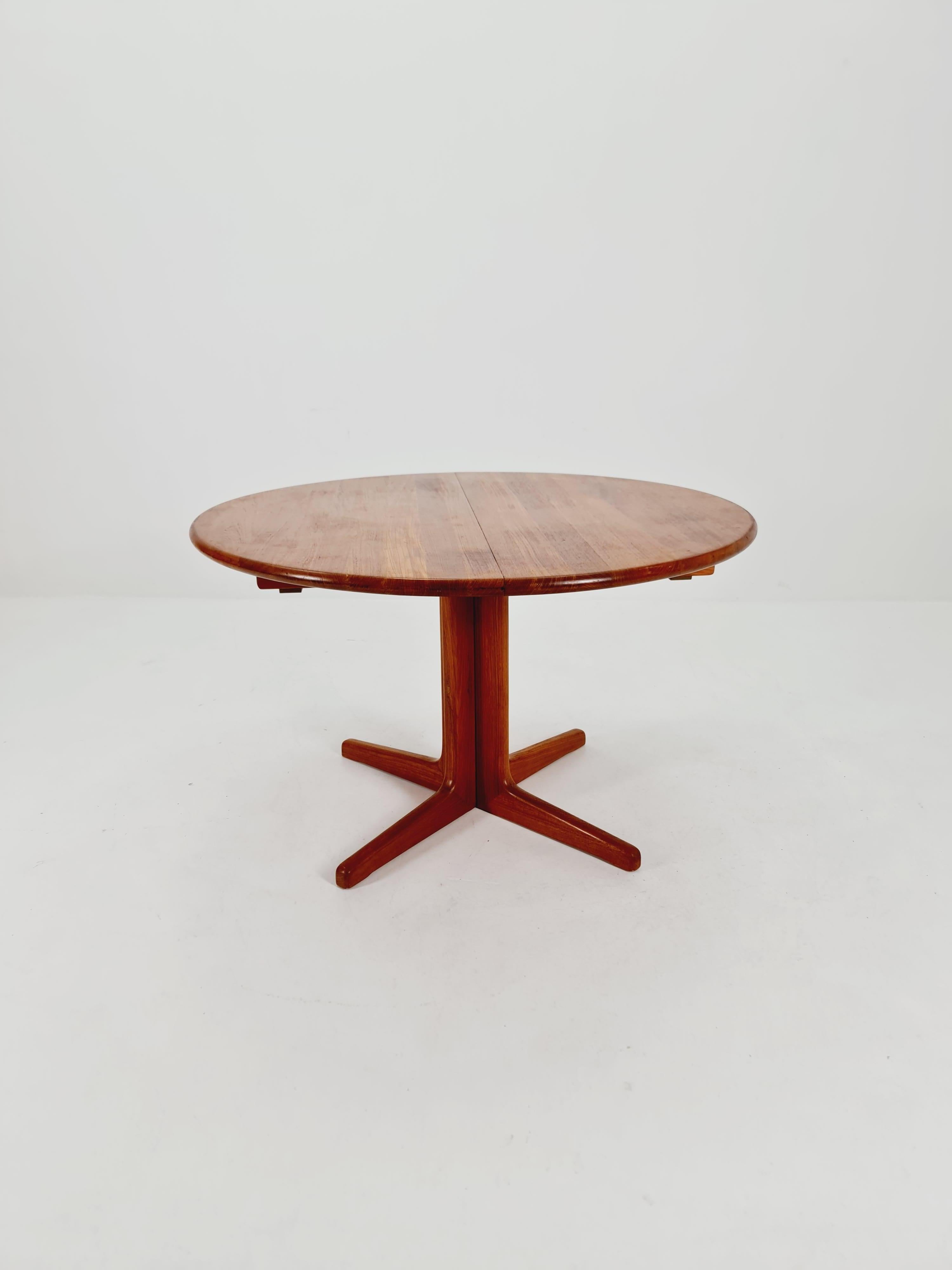 Teck Table de salle à manger danoise moderne du milieu du siècle dernier en teck massif de Glostrup , 1970