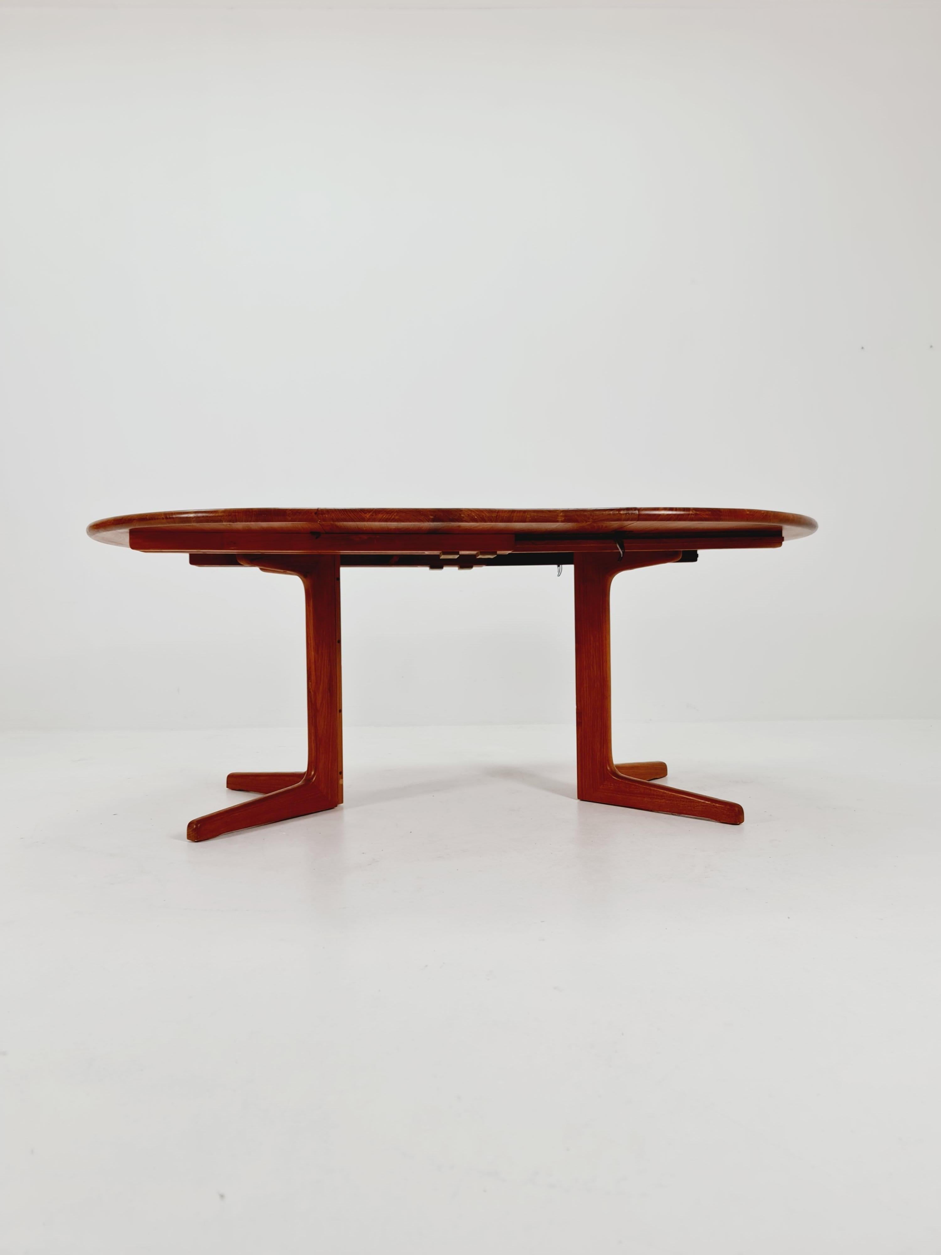 Table de salle à manger danoise moderne du milieu du siècle dernier en teck massif de Glostrup , 1970 2
