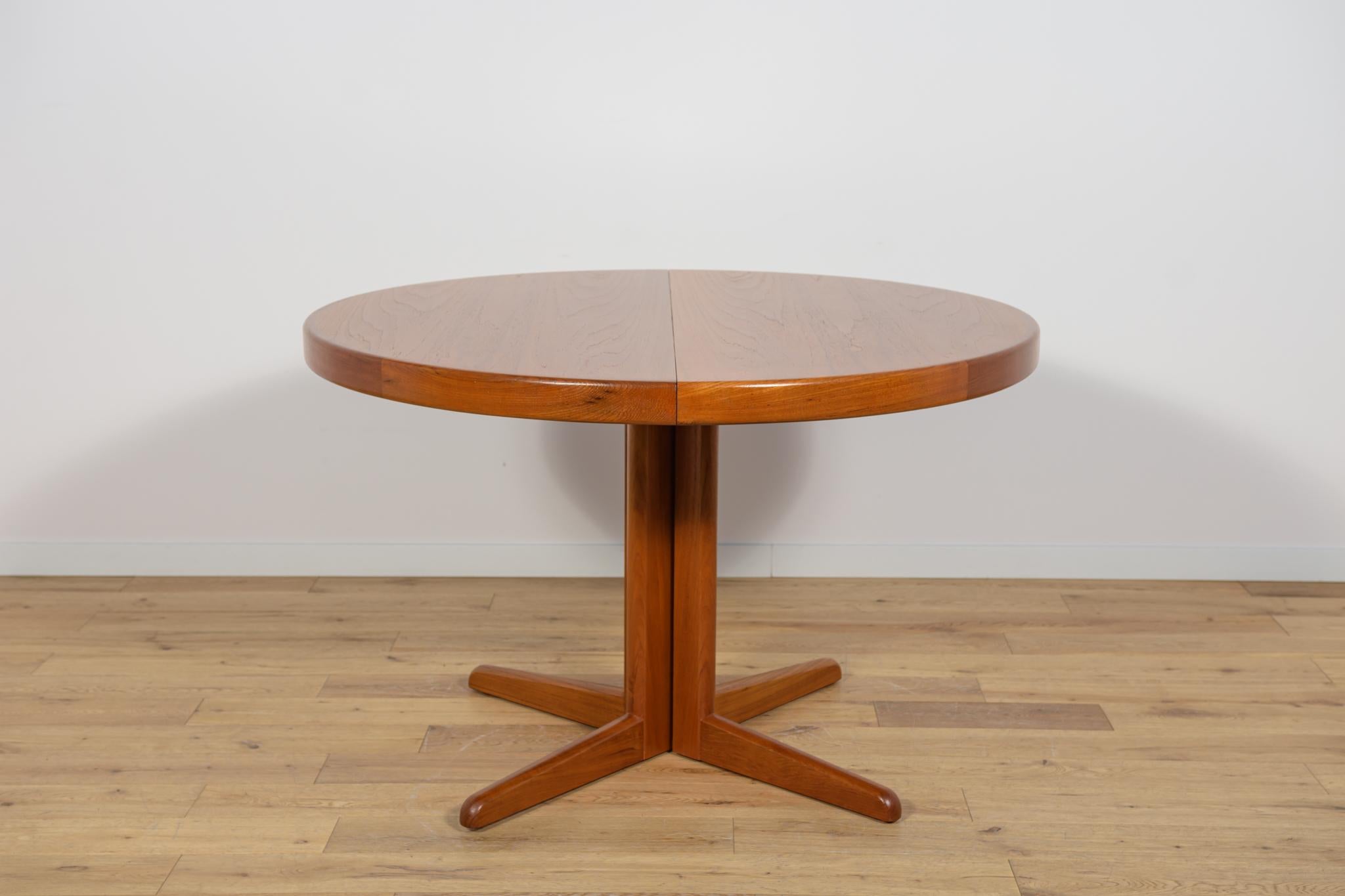 The teak wood table designed by Henry Walter Klein for the Danish Bramin factory in the 1970s. The table is characterized by profiled edges of the top, giving it elegance. The length of the tabletop can be increased thanks to two extensions. The