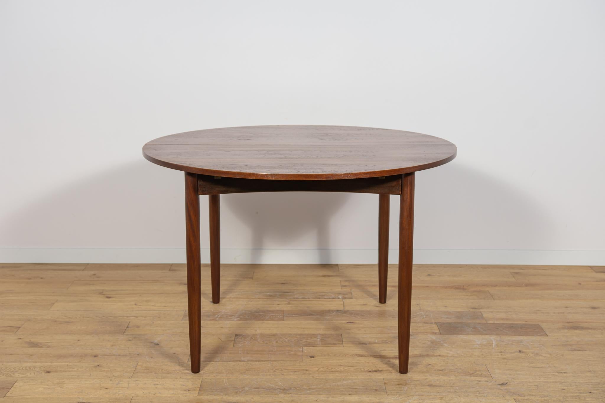The extendable table was produced in the 1960s in the British G-Plan factory. The round-shaped teak table has been professionally renovated. It was cleaned of the old surface and finished with a very quality Danisch oil. The table has a mechanism