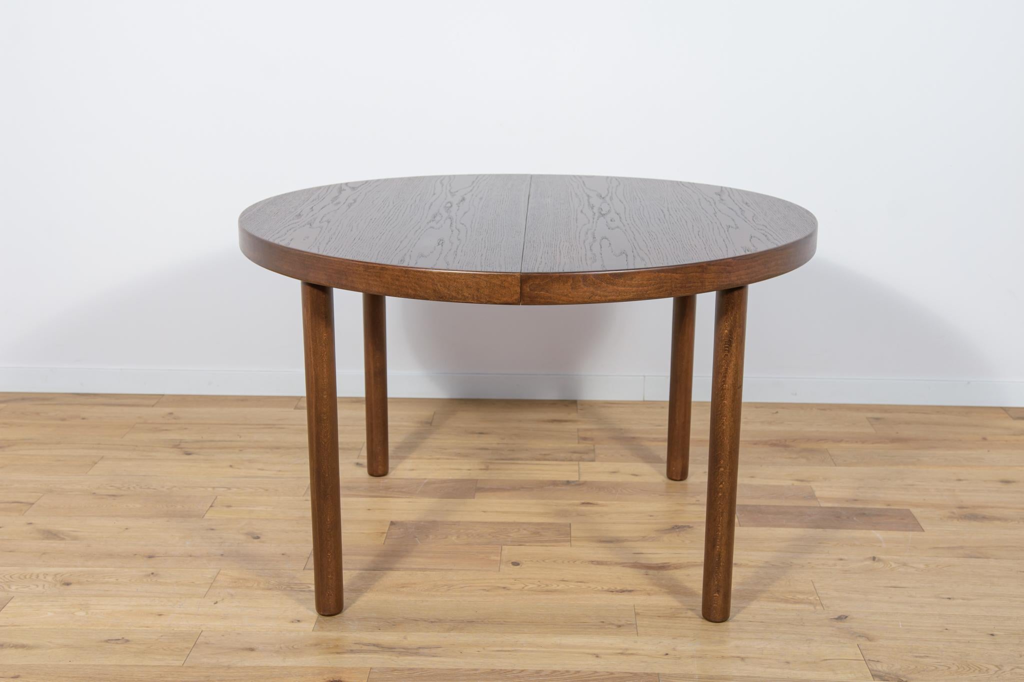 
Esta mesa de comedor diseñada por Kai Kristiansen y fabricada por Feldballes Møbelfabrik en Dinamarca en los años 60. Está hecha de madera de roble. Los elementos de roble se han limpiado de la superficie antigua y se han pintado con un mordiente