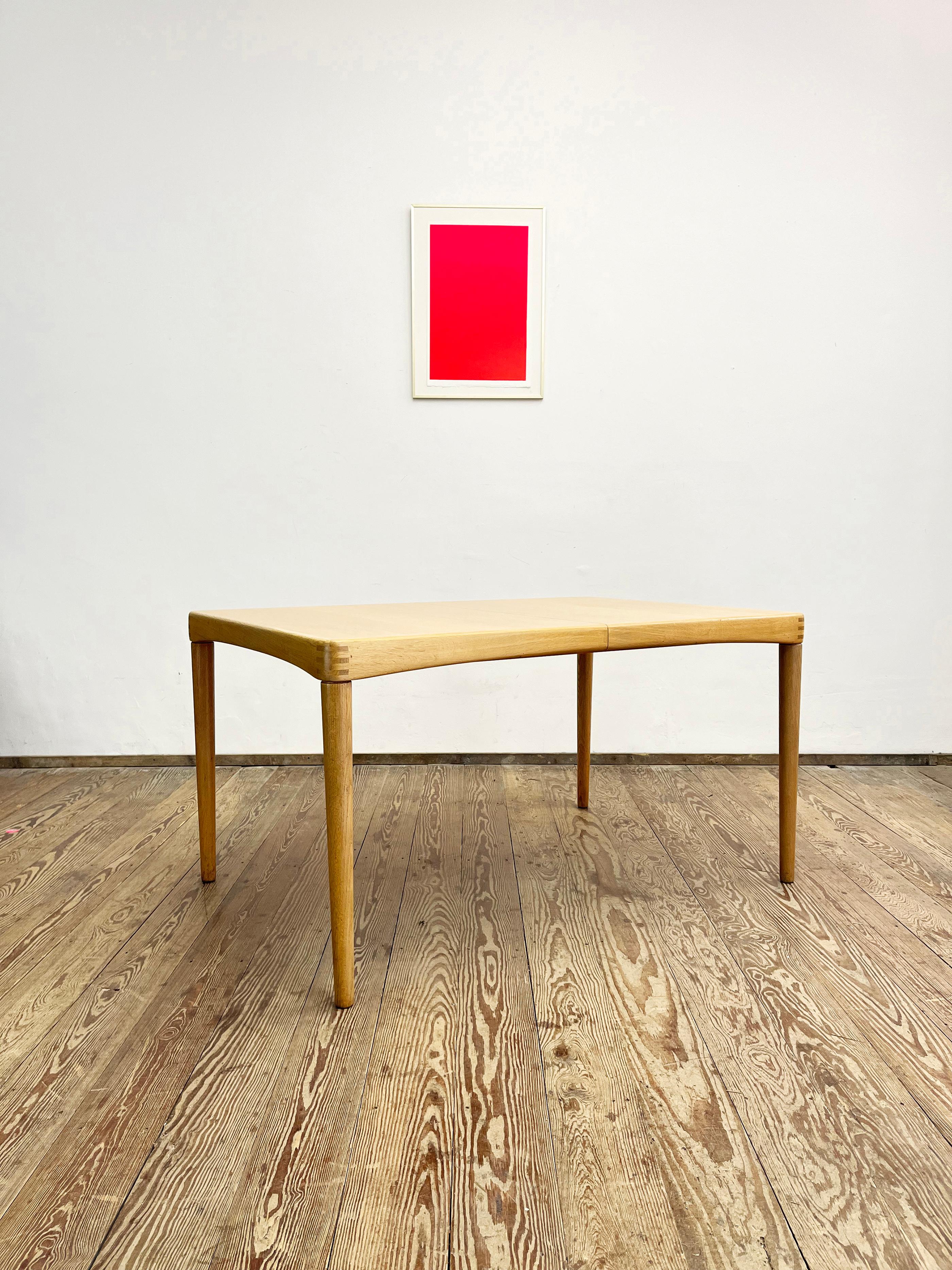 Dimensions 135 / 195 x 90 x 74 cm

Table de salle à manger élégante conçue par H.W. Klein et fabriqué en bois de chêne au Danemark par Bramin. Cette table présente des coins, des veines et des couleurs magnifiques. La table peut être rallongée