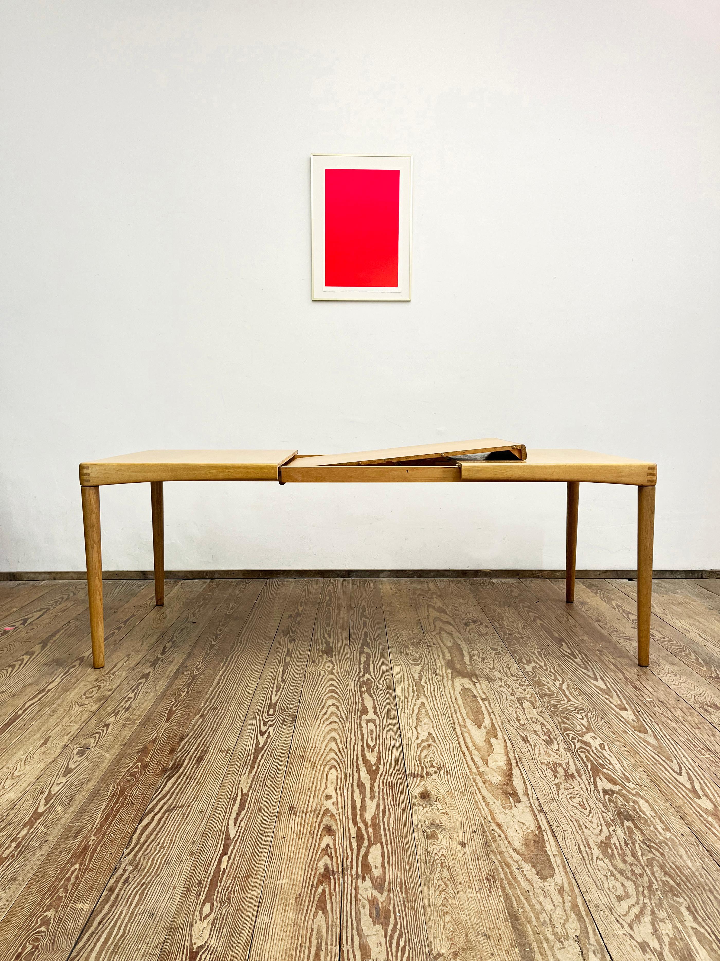 Mid-Century Extendable Oak Wood Dining Table, H.W. Klein for Bramin, Denmark In Good Condition For Sale In München, Bavaria