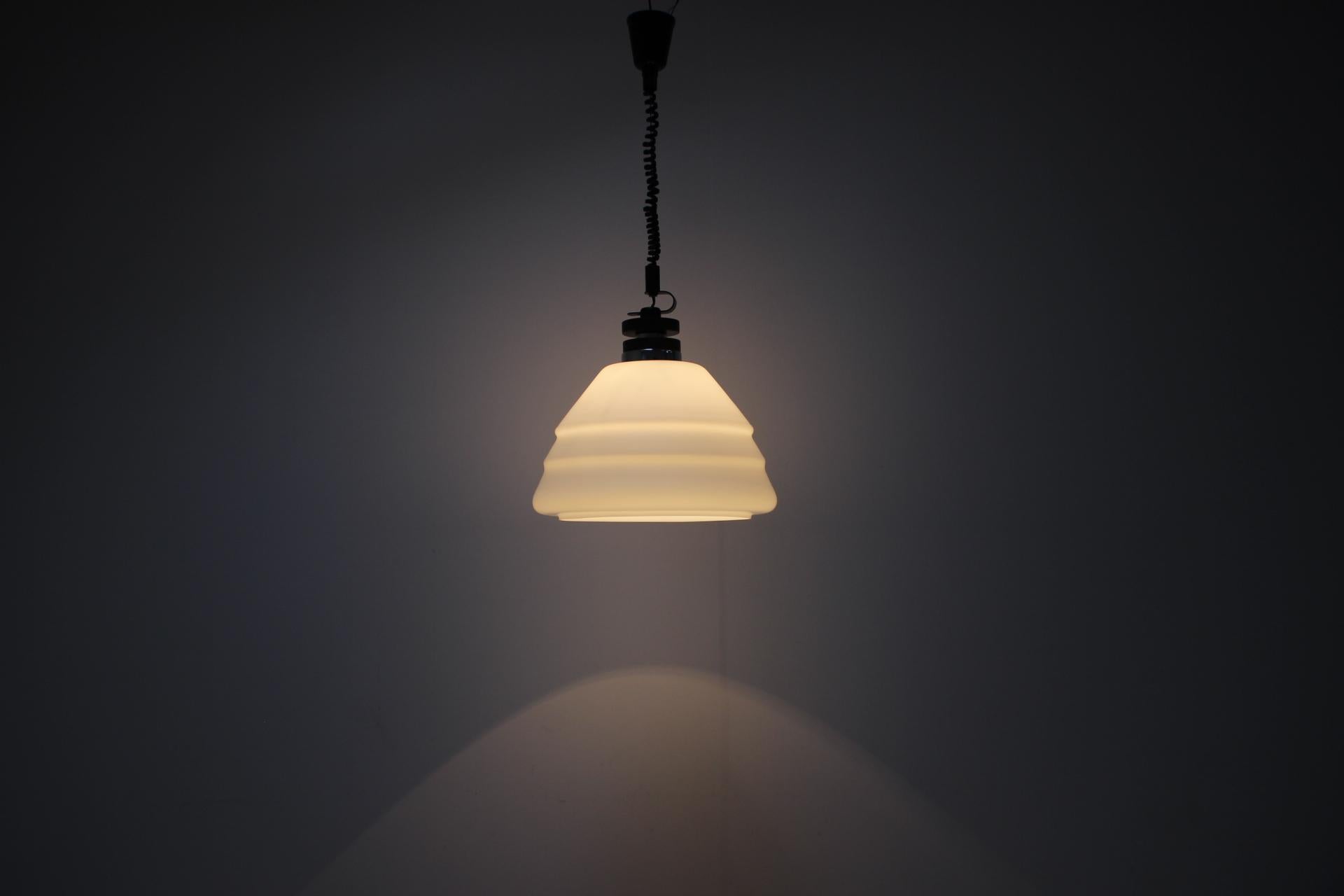 Lampadario vintage allungabile (si estende fino a 154 cm), realizzato negli anni '70 nell'ex Cecoslovacchia.
Realizzato in cromo, metallo e vetro.
Rilucidato, claeaned, presenta lievi segni d'uso.
Completamente funzionante.