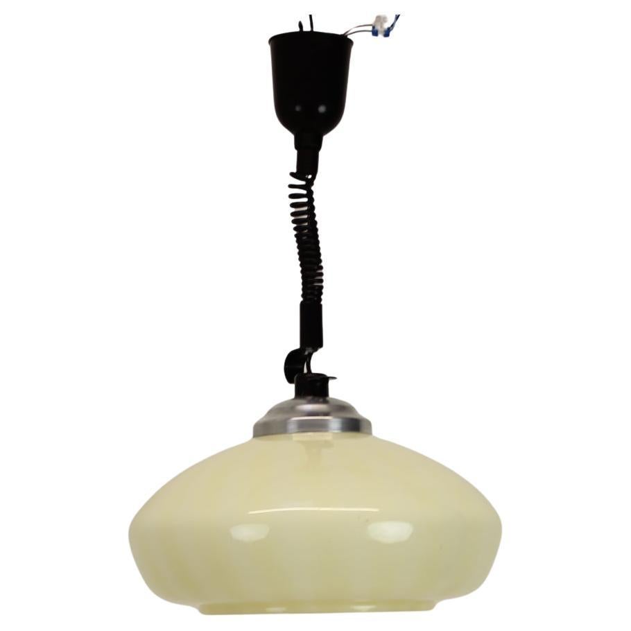 Lampadario vintage allungabile (si estende fino a 156 cm), realizzato negli anni '70 nell'ex Cecoslovacchia.
Realizzato in cromo, metallo e vetro.
Rilucidato, claeaned, presenta lievi segni d'uso.
Completamente funzionante.